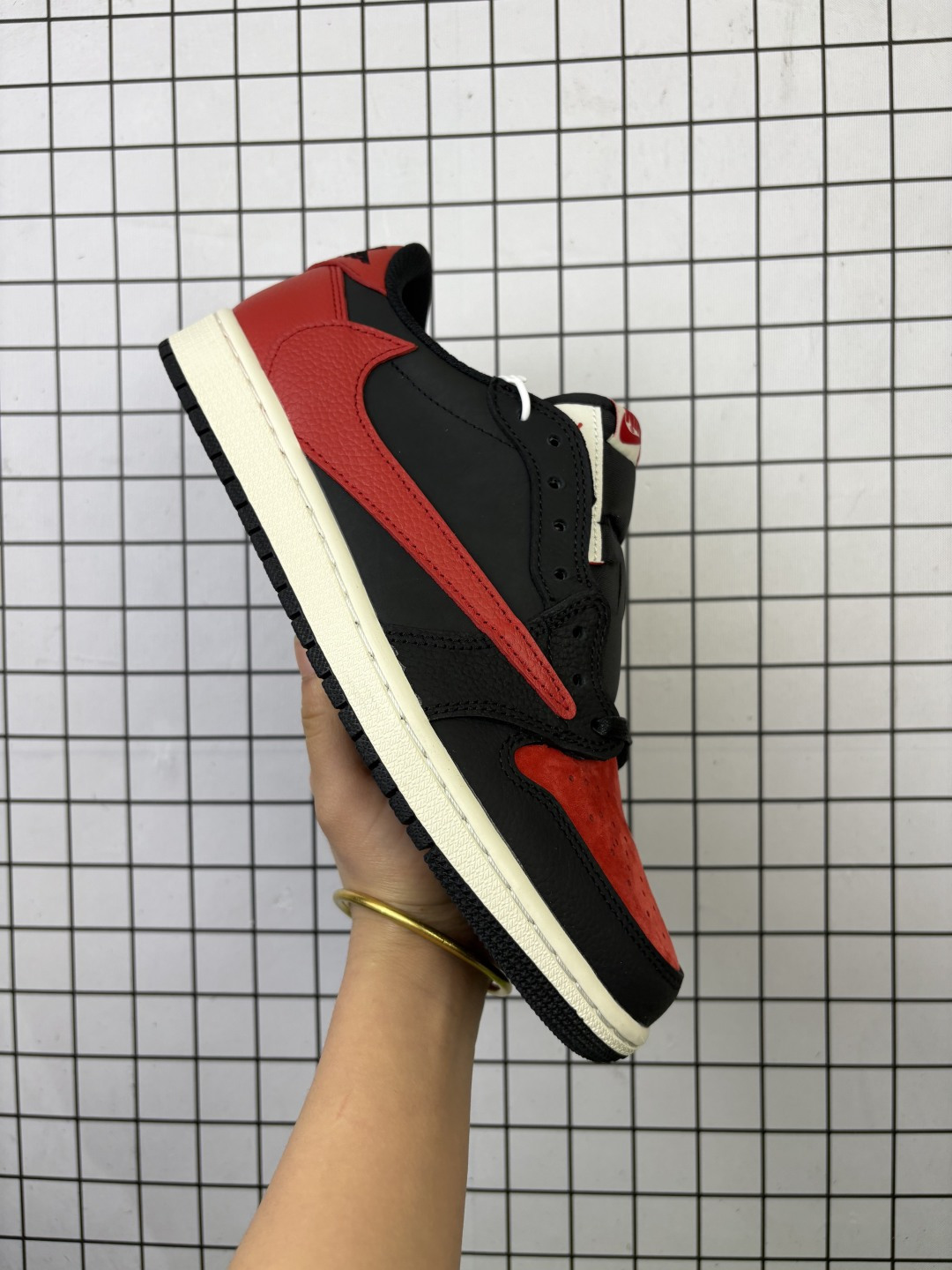 💰180
公司级✅AJ1倒勾Travis Scott x Air Jordan 1 ” Reverse Mocha “ AJ1乔1 TS 闪电 联名倒钩 低帮文化篮球鞋 完美品质出货 细节如图所示  鞋面切割工整  冲孔整齐干净 中底拉帮线 整体清洁度非常好·货号：DM7866-162
尺码：36 36.5 37 38 38.5 39 40 40.5 41 42 42.5 43 44 45 46 47
编码719