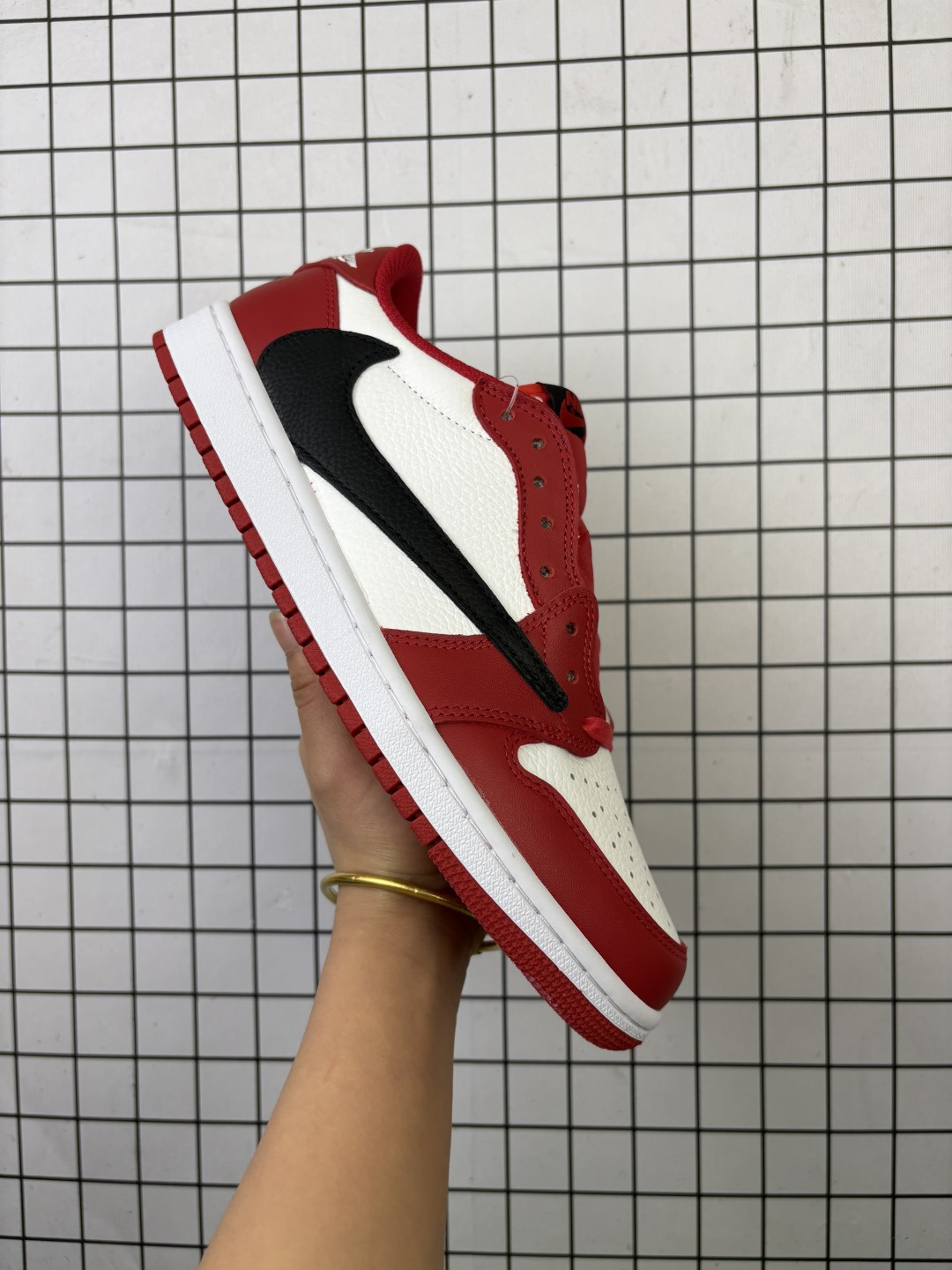 💰170
公司级✅Nike Air Jordan 1 x Travis Scott AJ1倒勾 乔一倒钩 耐克 低帮文化篮球鞋
完美品质出货 细节如图所示 鞋面切割工整 冲孔整齐干净 中底拉帮线 整体清洁度非常好
货号:DM7866-101
40 40.5 41 42 42.5 43 44 45 46 47
编码757