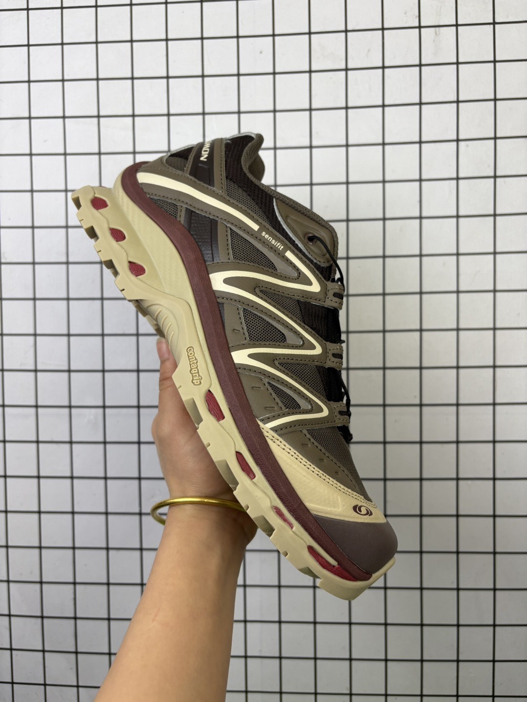 💰180
公司级✅SALOMON萨洛蒙XT-QUEST PANHUI 时尚 舒适減震防滑耐磨 低帮跑步鞋
鞋面采用SENSIFIT贴合技术 全方位贴合包裹脚型 鞋跟部鞋底牵引设计 提供强大的抓地性能 更适应野外崎岖不平的道路 其3D ADVANCED CHASSIS底盘 材料轻量大化 钉齿设计更具稳定性、防护性 鞋底易磨损区运用CONTAGRIP高耐磨材料 应对城市硬质路面长距离跑考验 
编码757
36-45