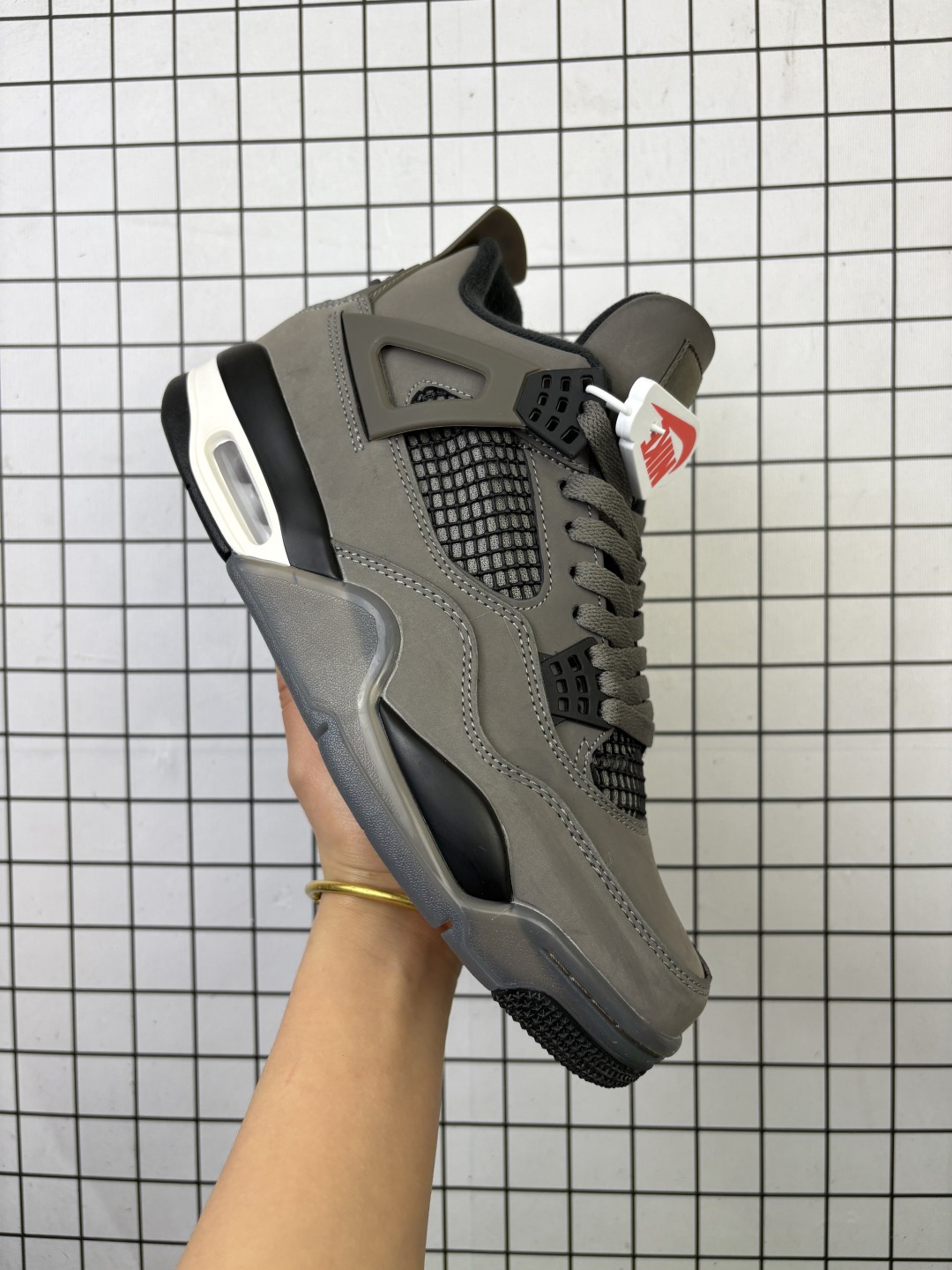💰180
公司级✅Nike Air Jordan 4 Retro 耐克迈克尔·乔丹AJ4代中帮复古休闲运动文化篮球鞋
原厂材料TPU超Q弹网格材质 缜密拉帮及中底钢印细节 组合开窗式气垫大底
货号:FV5029-200
尺码:36 36.5 37.5 38 38.5 39 40 40.5 41 42 42.5 43 44 44.5 45 46 47
编码757