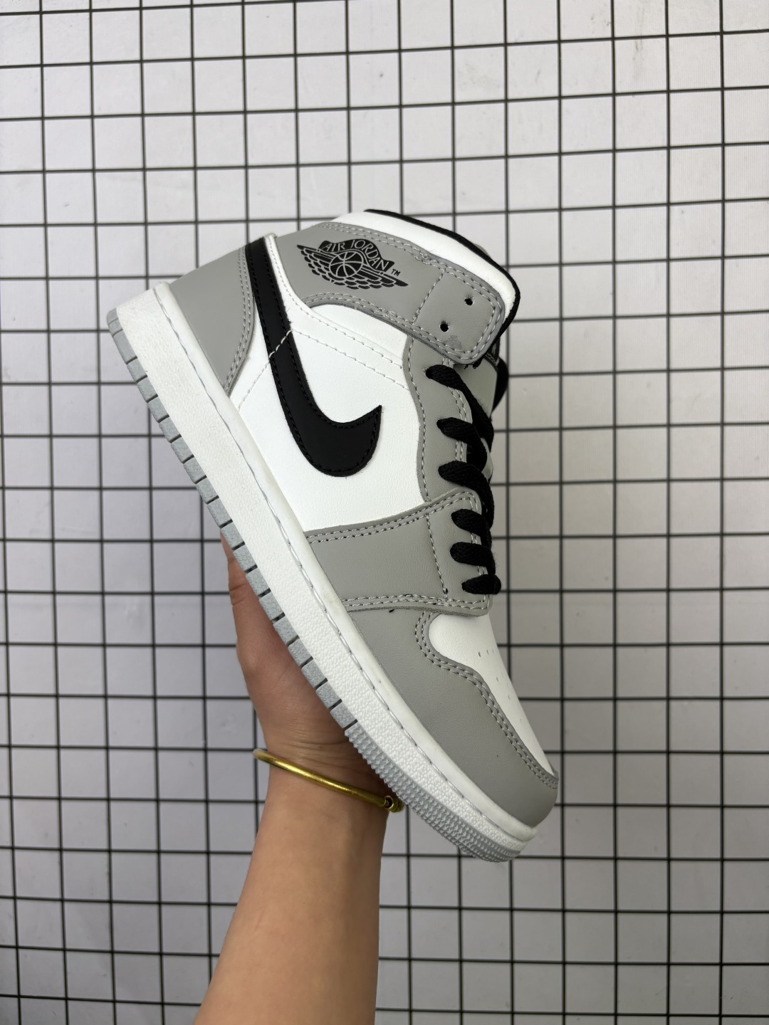 💰75
Air Jordan 1 Mid “Bred Toe” AJ1 中帮 这款中帮脚趾融合了两大超经典配色，Bred 黑红和 Black Toe 黑脚趾的经典装扮双双入镜，带来熟悉又耳目一新的视觉效果。
黑色的鞋头源自 Black Toe 的熟悉装扮，而黑红色调则是 Bred 的标志性气质，如果这双鞋是九孔的 Air Jordan 1 OG High 鞋型，入手难度恐怕要上天了
货号：554724-066
编码758
36-40