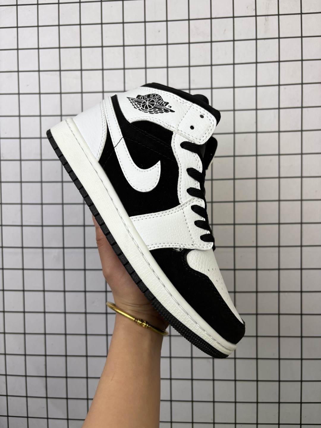 💰75
Air Jordan 1 Mid “Bred Toe” AJ1 中帮 这款中帮脚趾融合了两大超经典配色，Bred 黑红和 Black Toe 黑脚趾的经典装扮双双入镜，带来熟悉又耳目一新的视觉效果。
黑色的鞋头源自 Black Toe 的熟悉装扮，而黑红色调则是 Bred 的标志性气质，如果这双鞋是九孔的 Air Jordan 1 OG High 鞋型，入手难度恐怕要上天了
货号：554724-066
编码758
36-45