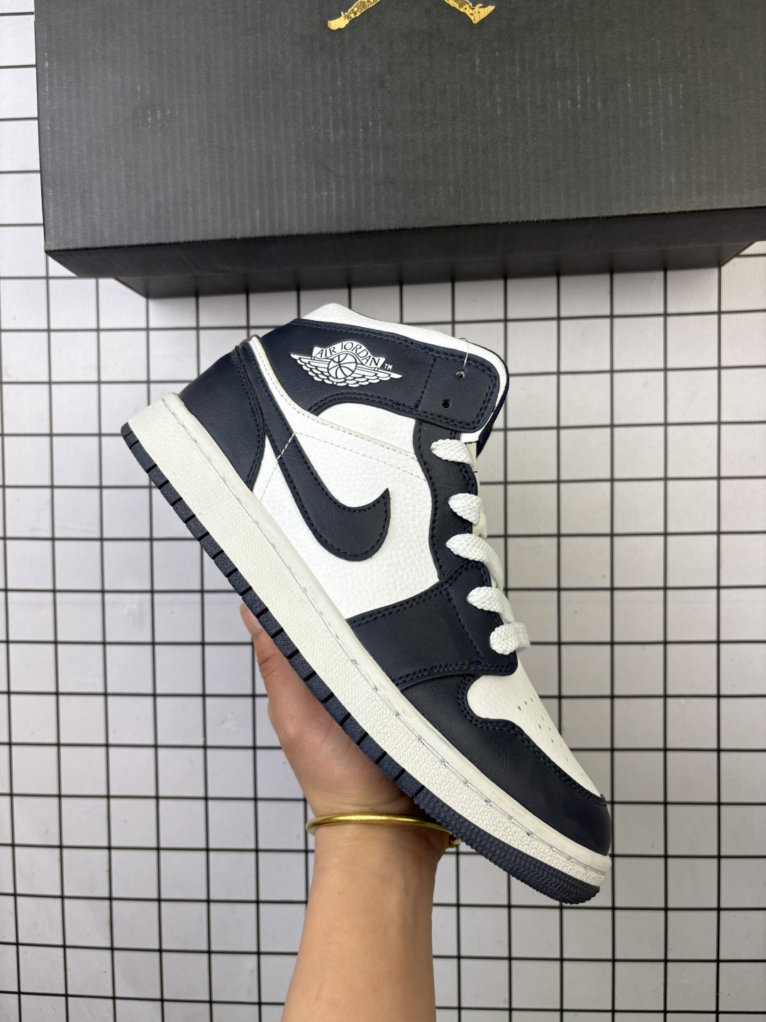 🈴💰75
Air Jordan 1 Mid “Bred Toe” AJ1 中帮 这款中帮脚趾融合了两大超经典配色，Bred 黑红和 Black Toe 黑脚趾的经典装扮双双入镜，带来熟悉又耳目一新的视觉效果。
黑色的鞋头源自 Black Toe 的熟悉装扮，而黑红色调则是 Bred 的标志性气质，如果这双鞋是九孔的 Air Jordan 1 OG High 鞋型，入手难度恐怕要上天了
货号：554724-066
编码758
36-45