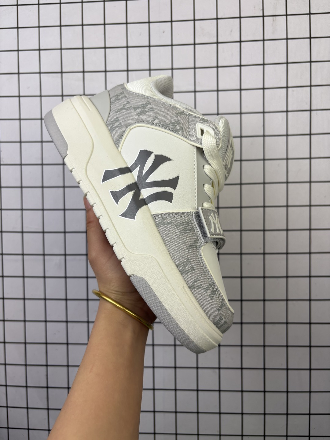 💰130
公司级✅MLB Chunky Liner MID人气单品学长鞋系列轻量增高厚底百搭中帮休闲运动板鞋
货号:3ASXCDN3N
尺码:35 36 36.5 37.5 38 38.5 39 40 40.5 41 42 42.5 43 44 45
编码699