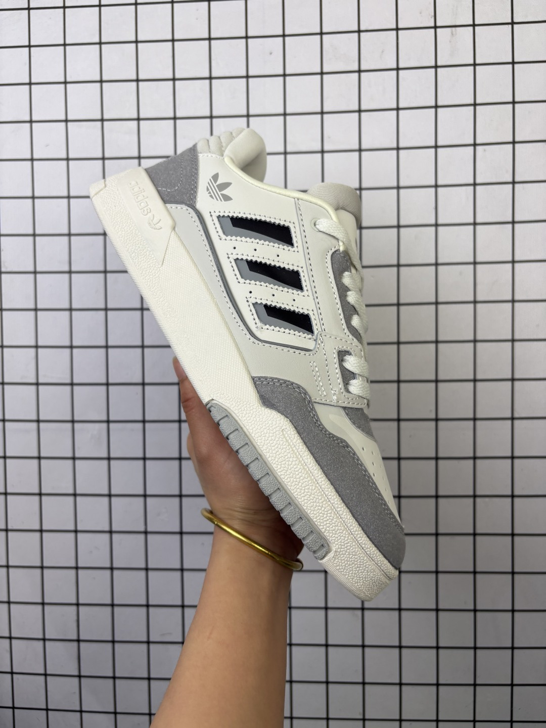 💰140
✅阿迪达斯 Adidas Torsion Response Tennis LO 响应CL系列老爹风复古透气缓震休闲运动慢跑鞋 白黑银海军蓝 
整双鞋采用大面积的白色色为主调 搭配白色的中底和鞋带 以及海军蓝色的三条扛 Logo 视觉效果十分耐看 后掌搭载的 pro-moderotor 科技和Formotion 科技保证了缓震性和舒适性
原楦开发版型
货号 GZ1131 
 Size:36～45
编码699