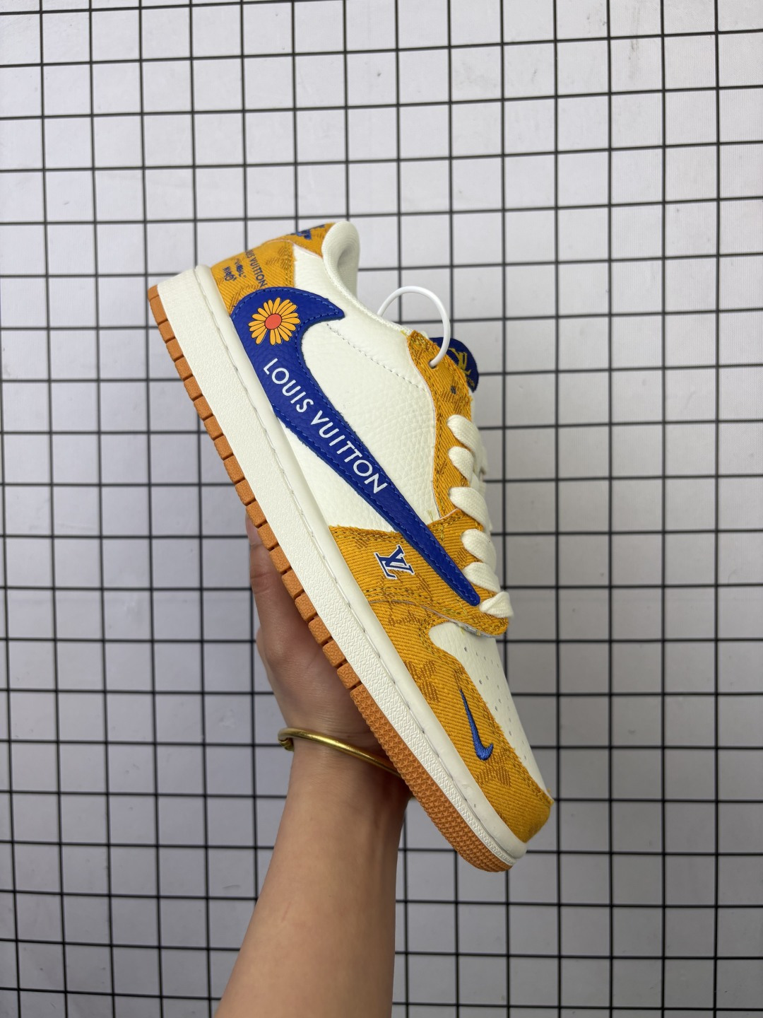 💰240
公司级✅Nike Air Jordan 1 x Travis Scott AJ1倒勾 乔一倒钩 ‘DIY’定制 耐克 低帮文化篮球鞋
完美品质出货 细节如图所示  鞋面切割工整  冲孔整齐干净 中底拉帮线 整体清洁度非常好
货号:DZ2688-001
尺码:36 36.5 37.5 38 38.5 39 40 40.5 41 42 42.5 43 44 45
编码元