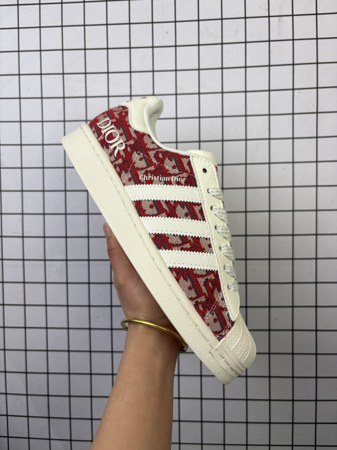 💰130
Adidas/阿迪达斯 男女鞋真标半码制，原楦开发版型，采用粒面牛剖革组合提花帆布鞋面材质，2020改良全包围鞋垫，正确2020版鞋底模具及扇贝头盖片❗ 创意团队CONS MUST BE BORN AGAIN定制法国高奢时装品牌·迪奥/Dior x Adidas Originals Superstar"Christian Dior"贝壳头系列低帮经典百搭休闲运动板鞋“ JY8915

类型：男女鞋
码数：36 36.5 37 38 38.5 39 40 40.5 41 42 42.5 43 44 45
编码：577