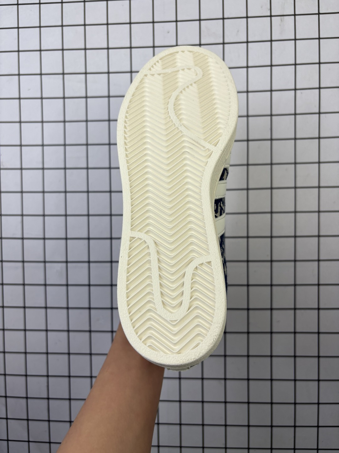 💰130
Adidas/阿迪达斯 男女鞋真标半码制,原楦开发版型,采用粒面牛剖革组合提花帆布鞋面材质,2020改良全包围鞋垫,正确2020版鞋底模具及扇贝头盖片❗ 创意团队CONS MUST BE BORN AGAIN定制法国高奢时装品牌·迪奥/Dior x Adidas Originals Superstar"Christian Dior"贝壳头系列低帮经典百搭休闲运动板鞋“ JY8915
类型:男女鞋
码数:36 36.5 37 38 38.5 39 40 40.5 41 42 42.5 43 44 45
编码:577