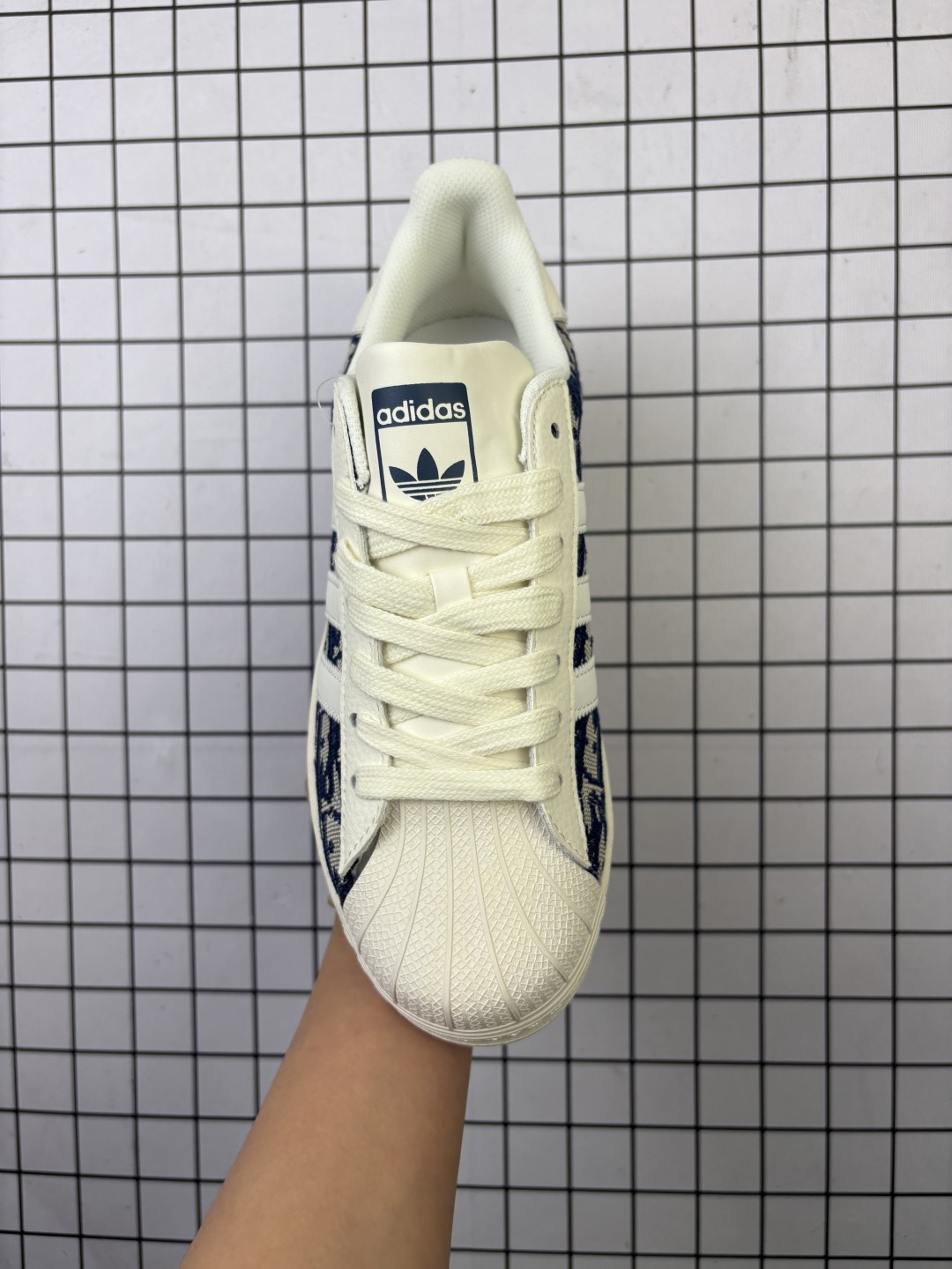 💰130
Adidas/阿迪达斯 男女鞋真标半码制,原楦开发版型,采用粒面牛剖革组合提花帆布鞋面材质,2020改良全包围鞋垫,正确2020版鞋底模具及扇贝头盖片❗ 创意团队CONS MUST BE BORN AGAIN定制法国高奢时装品牌·迪奥/Dior x Adidas Originals Superstar"Christian Dior"贝壳头系列低帮经典百搭休闲运动板鞋“ JY8915
类型:男女鞋
码数:36 36.5 37 38 38.5 39 40 40.5 41 42 42.5 43 44 45
编码:577