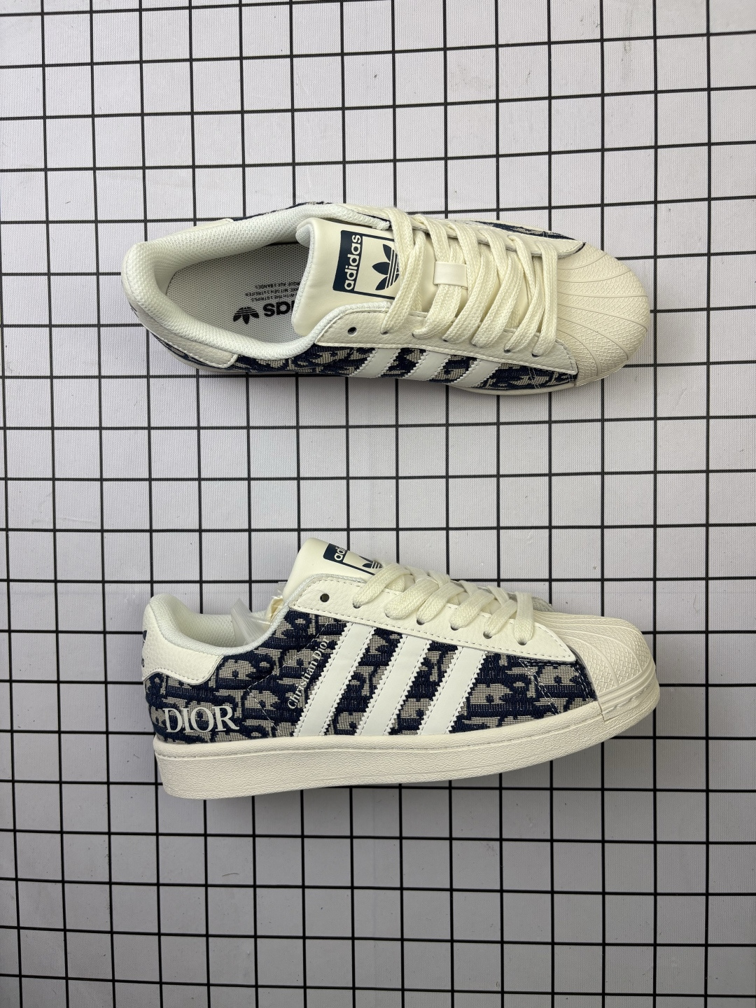 💰130
Adidas/阿迪达斯 男女鞋真标半码制,原楦开发版型,采用粒面牛剖革组合提花帆布鞋面材质,2020改良全包围鞋垫,正确2020版鞋底模具及扇贝头盖片❗ 创意团队CONS MUST BE BORN AGAIN定制法国高奢时装品牌·迪奥/Dior x Adidas Originals Superstar"Christian Dior"贝壳头系列低帮经典百搭休闲运动板鞋“ JY8915
类型:男女鞋
码数:36 36.5 37 38 38.5 39 40 40.5 41 42 42.5 43 44 45
编码:577