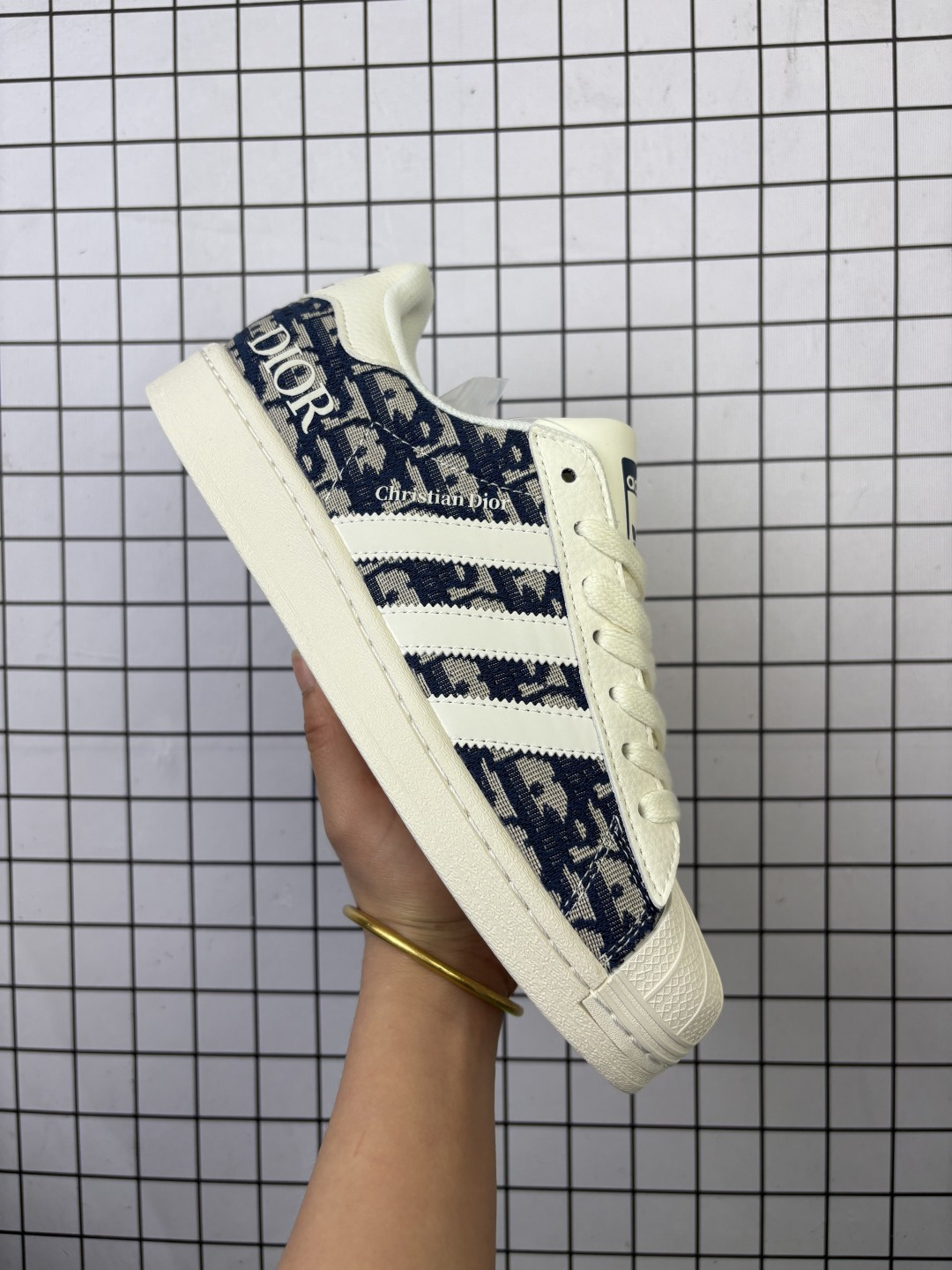 💰130
Adidas/阿迪达斯 男女鞋真标半码制，原楦开发版型，采用粒面牛剖革组合提花帆布鞋面材质，2020改良全包围鞋垫，正确2020版鞋底模具及扇贝头盖片❗ 创意团队CONS MUST BE BORN AGAIN定制法国高奢时装品牌·迪奥/Dior x Adidas Originals Superstar"Christian Dior"贝壳头系列低帮经典百搭休闲运动板鞋“ JY8915

类型：男女鞋
码数：36 36.5 37 38 38.5 39 40 40.5 41 42 42.5 43 44 45
编码：577