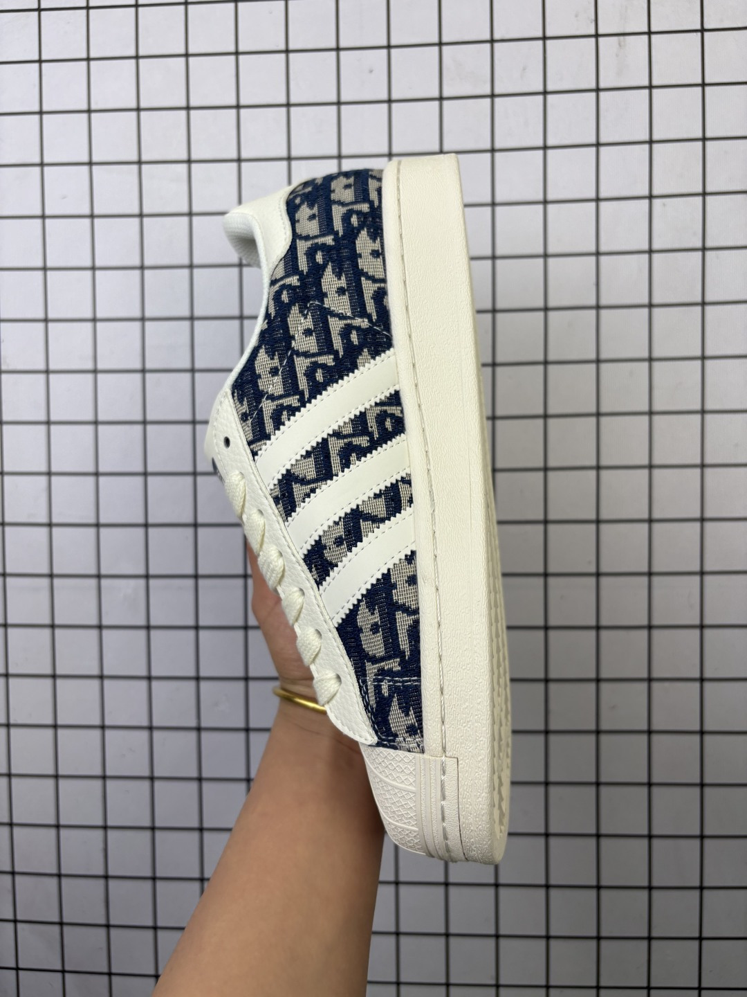 💰130
Adidas/阿迪达斯 男女鞋真标半码制,原楦开发版型,采用粒面牛剖革组合提花帆布鞋面材质,2020改良全包围鞋垫,正确2020版鞋底模具及扇贝头盖片❗ 创意团队CONS MUST BE BORN AGAIN定制法国高奢时装品牌·迪奥/Dior x Adidas Originals Superstar"Christian Dior"贝壳头系列低帮经典百搭休闲运动板鞋“ JY8915
类型:男女鞋
码数:36 36.5 37 38 38.5 39 40 40.5 41 42 42.5 43 44 45
编码:577