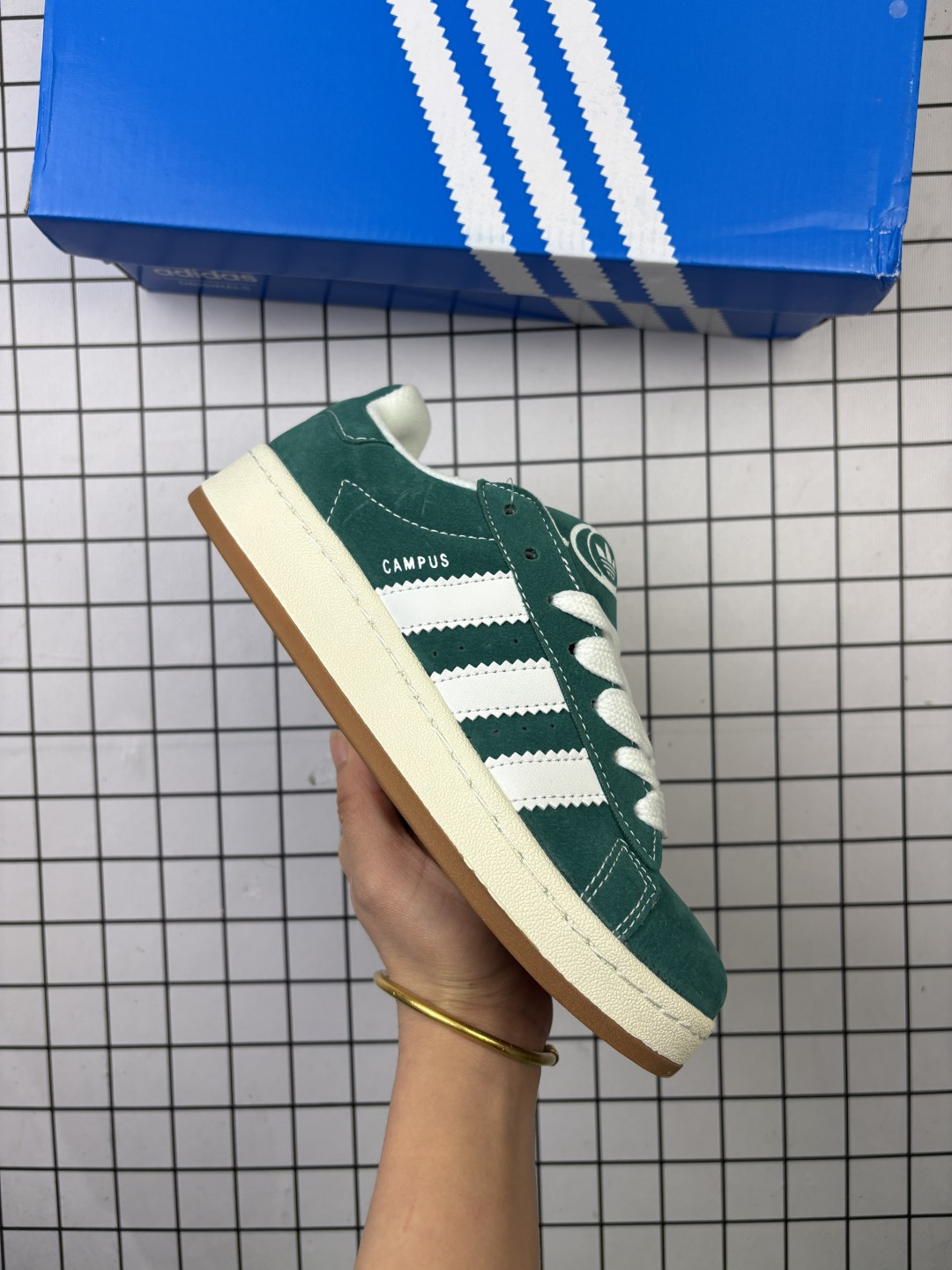 🈴💰75
Adidas/阿迪达斯 男女鞋，升级原楦开发版型，采用猪巴革组合纤维革鞋面材质，内嵌环保去臭海玻璃鞋垫，外置耐磨橡胶大底❗️潮流我熟,面包鞋就选这款!阿迪达斯Adidas Originals Campus 00s 学院系列面包风经典复古低帮百搭休闲运动板鞋“ 

类型：男女鞋
码数：36 37 38 39 40 41 42 43 44 45
编码老男H