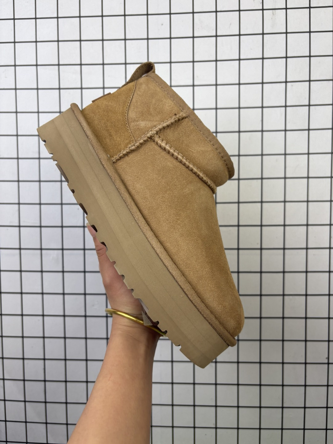 💰180
公司级✅UGG CLASSIC ULTRA MINI PLATFORM 轻便舒适 麂皮 中帮保暖雪地靴
鞋面设计 采用优质翻毛皮 易于打理 舒适与时髦一并拿捏 鞋内里材质 采用羊毛一体 保暖锁热 伴你温暖过冬 鞋底设计 轻质缓震 舒适出街
EVA外底 让行走更轻松
货号:1135093
Size:35~40
编码老男H