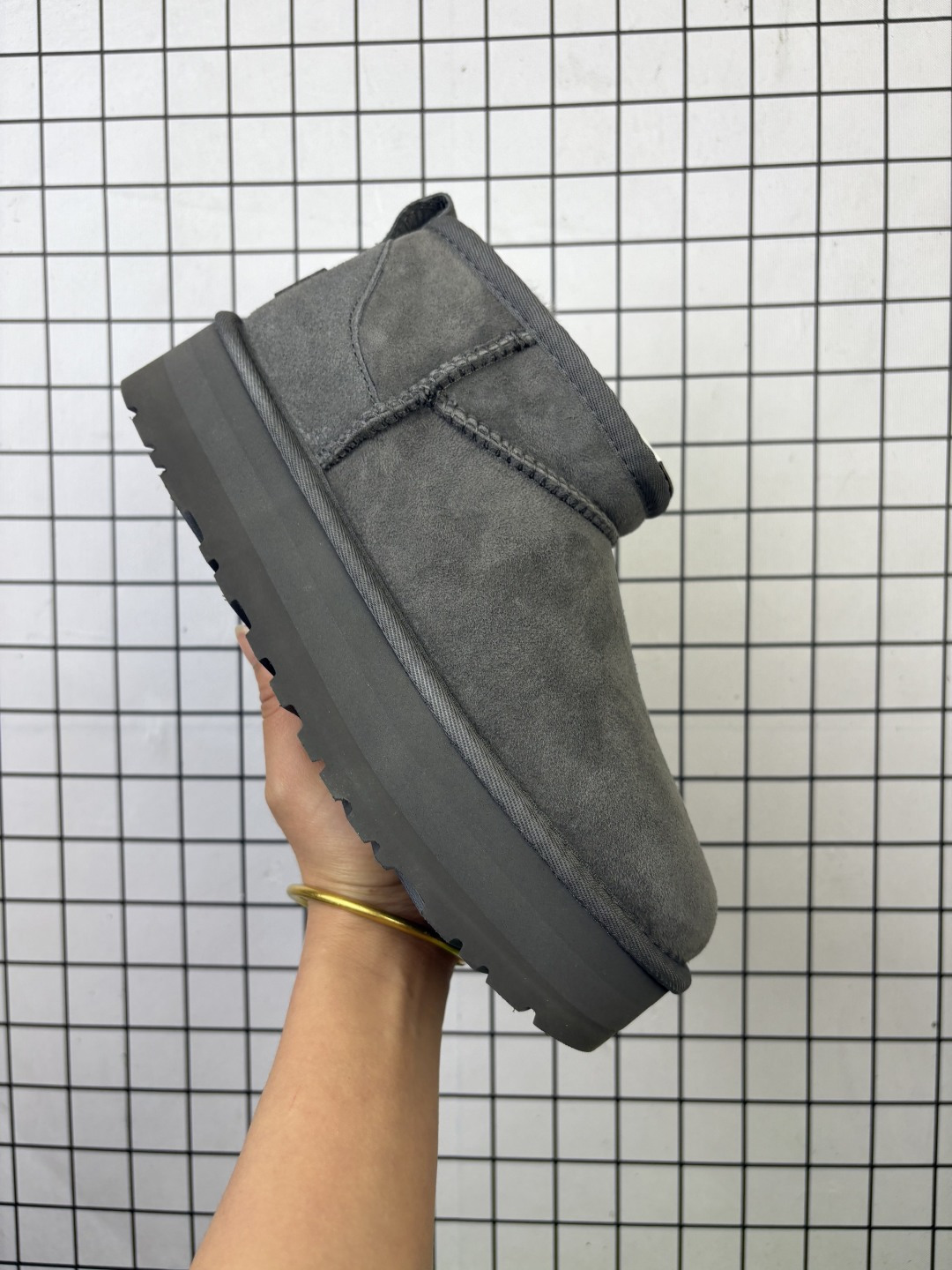 💰180
公司级✅UGG CLASSIC ULTRA MINI PLATFORM 轻便舒适 麂皮 中帮保暖雪地靴
鞋面设计 采用优质翻毛皮 易于打理 舒适与时髦一并拿捏 鞋内里材质 采用羊毛一体 保暖锁热 伴你温暖过冬 鞋底设计 轻质缓震 舒适出街
EVA外底 让行走更轻松
货号:1135093
Size:35~40
编码老男H