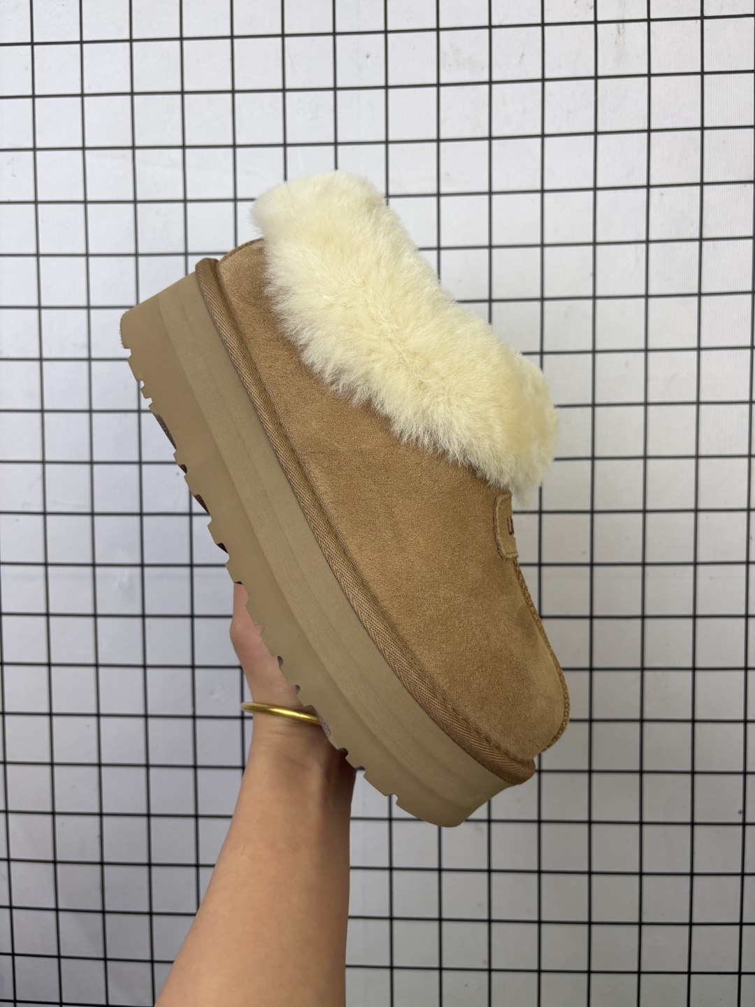 💰180
UGG 绒面 英伦风厚底增高柔软舒适 日常通勤 加绒保暖 雪地靴
尺码:35~40
编码老男H