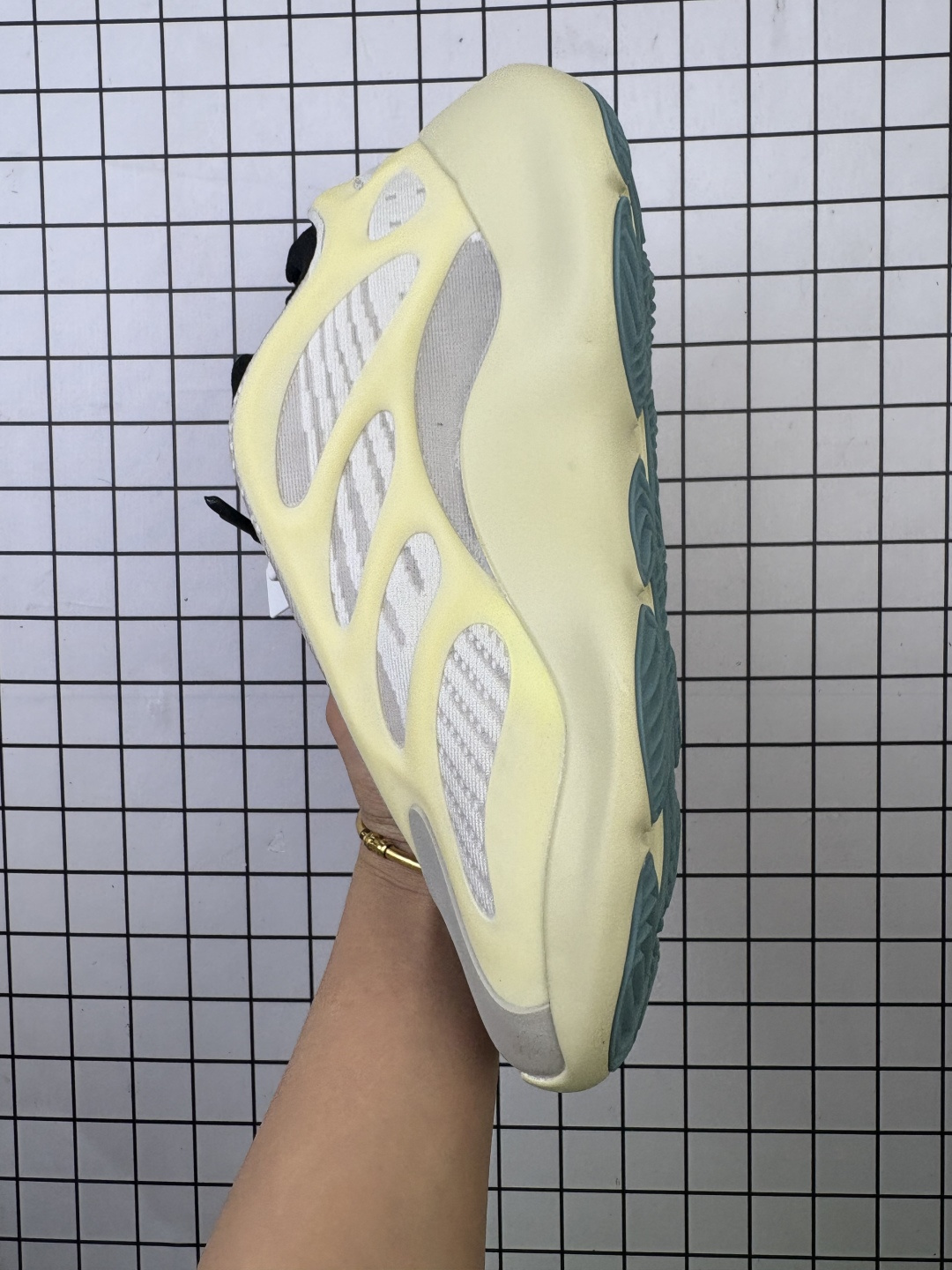 💰160 Adidas/阿迪达斯 原纸板原档案原楦头开模打造，内嵌正确缓震Bounce材质，高频KPU夜光呈现密密麻麻颗粒感，独家全新私模开发大底，原厂镂空针织网眼织物，同源夜光效果两侧稳固支撑骨架双翼❗️竟隐藏夜光效果，上脚香死了❗️侃爷Kanye West x Adidas Yeezy 700 V3 Alvah"Black"低帮复古休闲运动穿搭慢跑鞋 H67799 码数：36 36.5 37 38 38.5 39 40 40.5 41 42 42.5 43 44 45 46 编码771