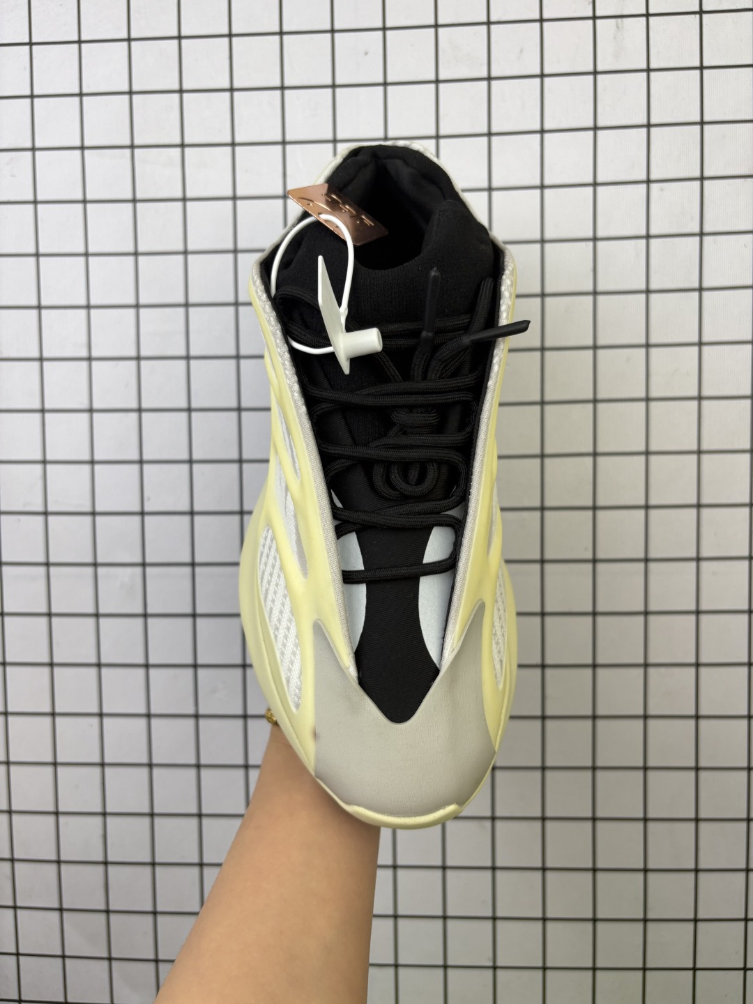 💰160 Adidas/阿迪达斯 原纸板原档案原楦头开模打造，内嵌正确缓震Bounce材质，高频KPU夜光呈现密密麻麻颗粒感，独家全新私模开发大底，原厂镂空针织网眼织物，同源夜光效果两侧稳固支撑骨架双翼❗️竟隐藏夜光效果，上脚香死了❗️侃爷Kanye West x Adidas Yeezy 700 V3 Alvah"Black"低帮复古休闲运动穿搭慢跑鞋 H67799 码数：36 36.5 37 38 38.5 39 40 40.5 41 42 42.5 43 44 45 46 编码771