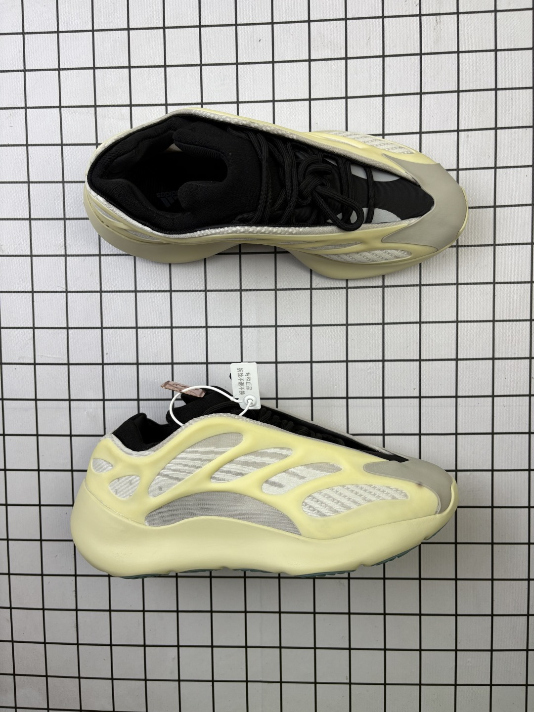 💰160 Adidas/阿迪达斯 原纸板原档案原楦头开模打造，内嵌正确缓震Bounce材质，高频KPU夜光呈现密密麻麻颗粒感，独家全新私模开发大底，原厂镂空针织网眼织物，同源夜光效果两侧稳固支撑骨架双翼❗️竟隐藏夜光效果，上脚香死了❗️侃爷Kanye West x Adidas Yeezy 700 V3 Alvah"Black"低帮复古休闲运动穿搭慢跑鞋 H67799 码数：36 36.5 37 38 38.5 39 40 40.5 41 42 42.5 43 44 45 46 编码771