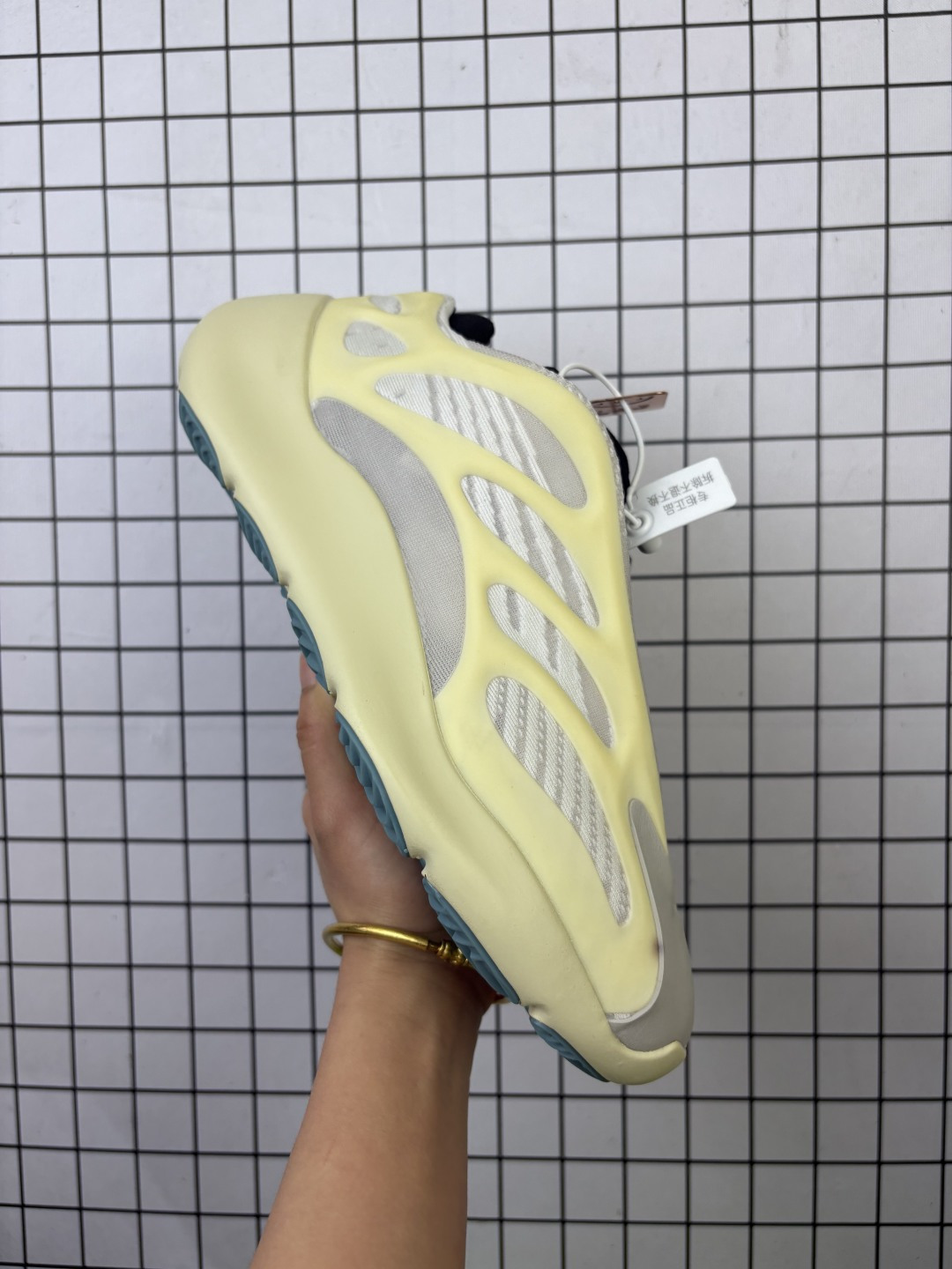 💰160
Adidas/阿迪达斯 原纸板原档案原楦头开模打造，内嵌正确缓震Bounce材质，高频KPU夜光呈现密密麻麻颗粒感，独家全新私模开发大底，原厂镂空针织网眼织物，同源夜光效果两侧稳固支撑骨架双翼❗️竟隐藏夜光效果，上脚香死了❗️侃爷Kanye West x Adidas Yeezy 700 V3 Alvah"Black"低帮复古休闲运动穿搭慢跑鞋 H67799
码数：36 36.5 37 38 38.5 39 40 40.5 41 42 42.5 43 44 45 46
编码771