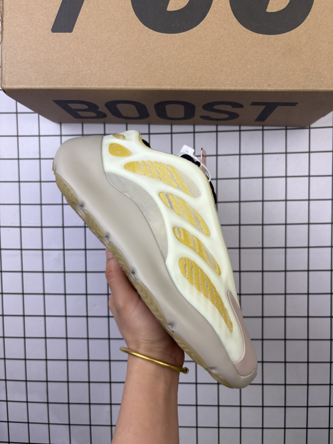 🈴💰160 Adidas/阿迪达斯 原纸板原档案原楦头开模打造，内嵌正确缓震Bounce材质，高频KPU夜光呈现密密麻麻颗粒感，独家全新私模开发大底，原厂镂空针织网眼织物，同源夜光效果两侧稳固支撑骨架双翼❗️竟隐藏夜光效果，上脚香死了❗️侃爷Kanye West x Adidas Yeezy 700 V3 Alvah"Black"低帮复古休闲运动穿搭慢跑鞋 H67799 码数：36 36.5 37 38 38.5 39 40 40.5 41 42 42.5 43 44 45 46 编码771