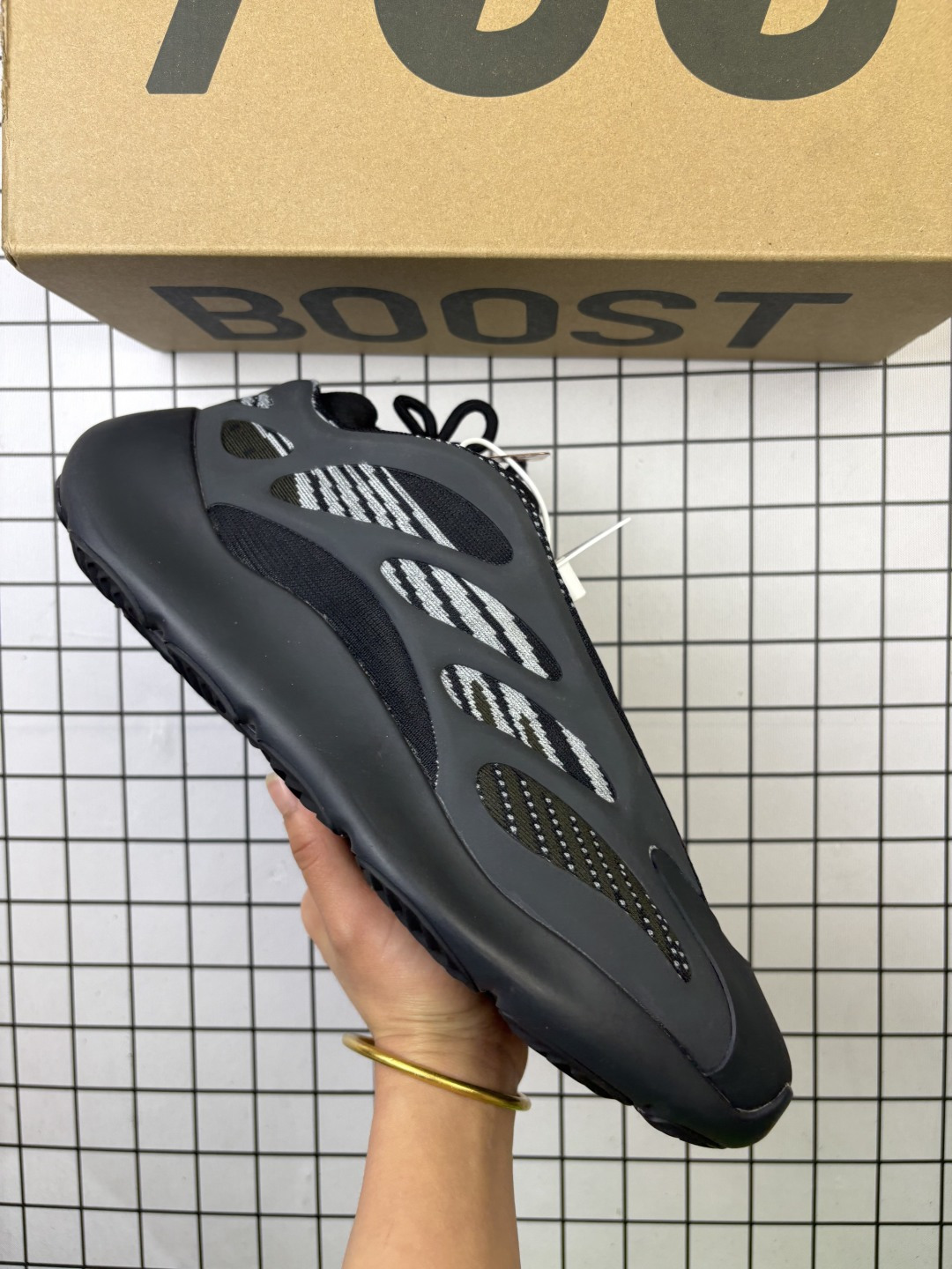 🈴💰160
Adidas/阿迪达斯 原纸板原档案原楦头开模打造，内嵌正确缓震Bounce材质，高频KPU夜光呈现密密麻麻颗粒感，独家全新私模开发大底，原厂镂空针织网眼织物，同源夜光效果两侧稳固支撑骨架双翼❗️竟隐藏夜光效果，上脚香死了❗️侃爷Kanye West x Adidas Yeezy 700 V3 Alvah"Black"低帮复古休闲运动穿搭慢跑鞋 H67799
码数：36 36.5 37 38 38.5 39 40 40.5 41 42 42.5 43 44 45 46
编码771