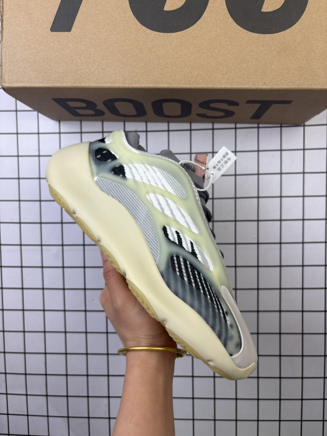 🈴💰160 Adidas/阿迪达斯 原纸板原档案原楦头开模打造，内嵌正确缓震Bounce材质，高频KPU夜光呈现密密麻麻颗粒感，独家全新私模开发大底，原厂镂空针织网眼织物，同源夜光效果两侧稳固支撑骨架双翼❗️竟隐藏夜光效果，上脚香死了❗️侃爷Kanye West x Adidas Yeezy 700 V3 Alvah"Black"低帮复古休闲运动穿搭慢跑鞋 H67799 码数：36 36.5 37 38 38.5 39 40 40.5 41 42 42.5 43 44 45 46 编码771