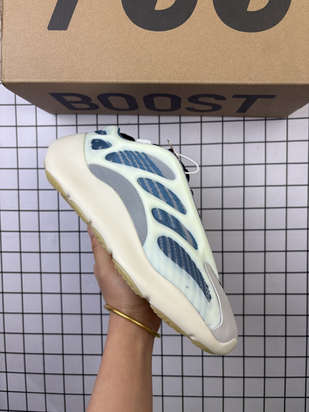 🈴💰160 Adidas/阿迪达斯 原纸板原档案原楦头开模打造，内嵌正确缓震Bounce材质，高频KPU夜光呈现密密麻麻颗粒感，独家全新私模开发大底，原厂镂空针织网眼织物，同源夜光效果两侧稳固支撑骨架双翼❗️竟隐藏夜光效果，上脚香死了❗️侃爷Kanye West x Adidas Yeezy 700 V3 Alvah"Black"低帮复古休闲运动穿搭慢跑鞋 H67799 码数：36 36.5 37 38 38.5 39 40 40.5 41 42 42.5 43 44 45 46 编码771