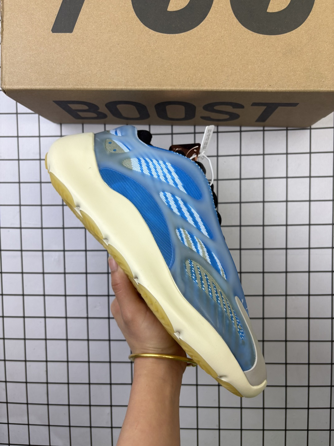 🈴💰160
Adidas/阿迪达斯 原纸板原档案原楦头开模打造，内嵌正确缓震Bounce材质，高频KPU夜光呈现密密麻麻颗粒感，独家全新私模开发大底，原厂镂空针织网眼织物，同源夜光效果两侧稳固支撑骨架双翼❗️竟隐藏夜光效果，上脚香死了❗️侃爷Kanye West x Adidas Yeezy 700 V3 Alvah"Black"低帮复古休闲运动穿搭慢跑鞋 H67799
码数：36 36.5 37 38 38.5 39 40 40.5 41 42 42.5 43 44 45 46
编码771