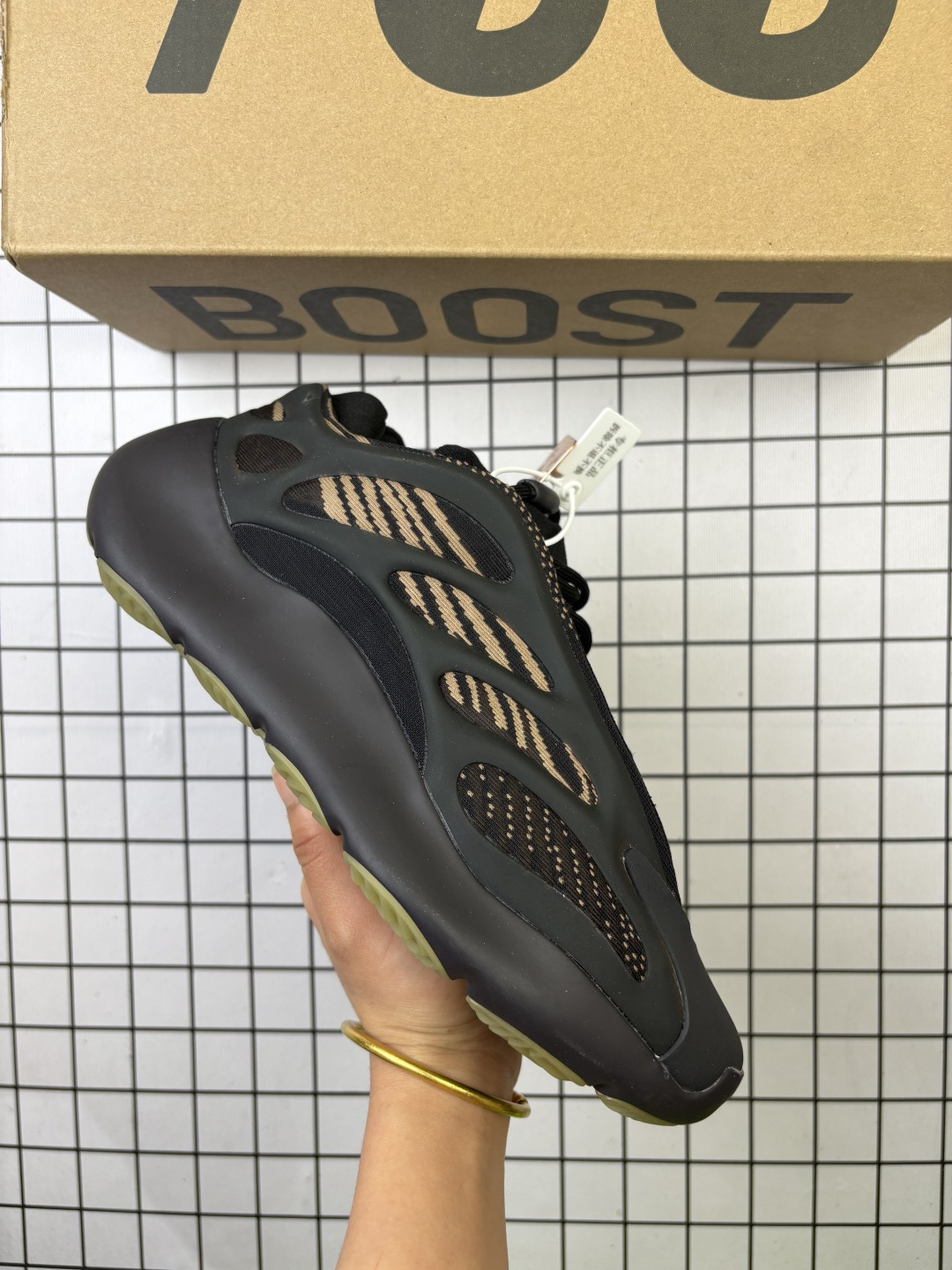 🈴💰160
Adidas/阿迪达斯 原纸板原档案原楦头开模打造，内嵌正确缓震Bounce材质，高频KPU夜光呈现密密麻麻颗粒感，独家全新私模开发大底，原厂镂空针织网眼织物，同源夜光效果两侧稳固支撑骨架双翼❗️竟隐藏夜光效果，上脚香死了❗️侃爷Kanye West x Adidas Yeezy 700 V3 Alvah"Black"低帮复古休闲运动穿搭慢跑鞋 H67799
码数：36 36.5 37 38 38.5 39 40 40.5 41 42 42.5 43 44 45 46
编码771