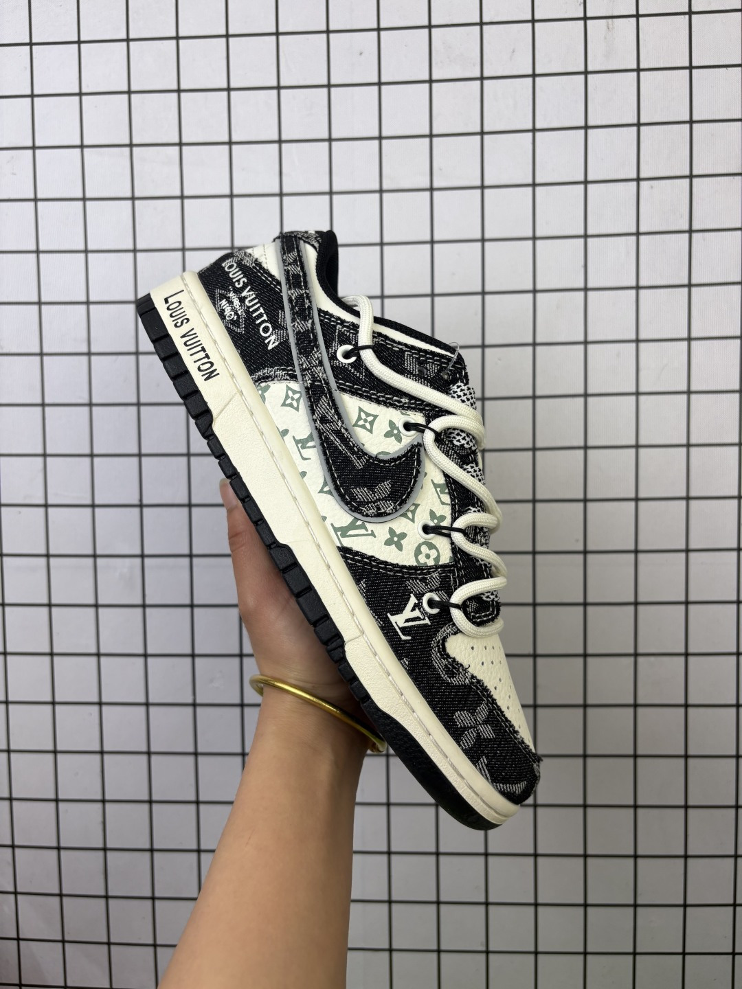 🈴💰170
Nike/耐克 男女鞋真标半码制,全新2021版更新数据窄楦翘头版型,采用软质粒面牛剖革鞋面材质,大厂水平严控清洁度,缜密拉帮中底布,鞋垫嵌EVA缓震物料及背胶,全新窄版翘头耐磨橡胶大底❗️创意定制配色,联乘法国顶级高奢品牌·路易威登Louis Vuitton x Nike SB Dunk Low"White/Grey/LV Monogram"扣篮系列低帮休闲运动滑板板鞋“ YX5066-320
类型:男女鞋
码数:36 36.5 37.5 38 38.5 39 40 40.5 41 42 42.5 43 44 45
编码:577