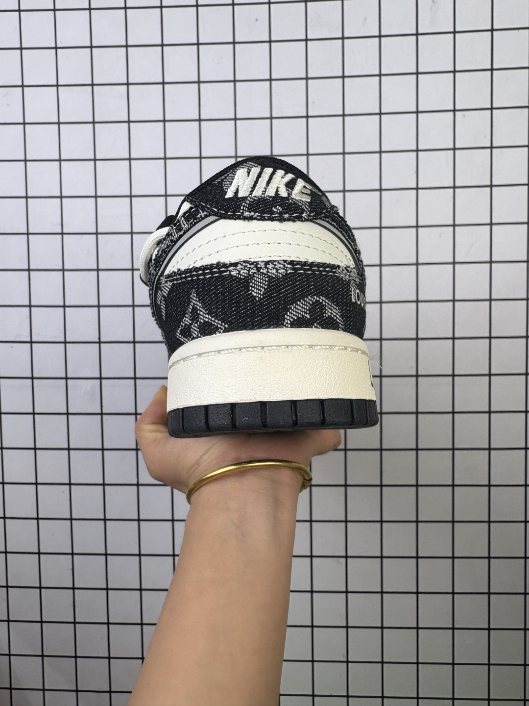 💰170
Nike/耐克 男女鞋真标半码制,全新2021版更新数据窄楦翘头版型,采用软质粒面牛剖革鞋面材质,大厂水平严控清洁度,缜密拉帮中底布,鞋垫嵌EVA缓震物料及背胶,全新窄版翘头耐磨橡胶大底❗️创意定制配色,联乘法国顶级高奢品牌·路易威登Louis Vuitton x Nike SB Dunk Low"White/Grey/LV Monogram"扣篮系列低帮休闲运动滑板板鞋“ YX5066-320
类型:男女鞋
码数:36 36.5 37.5 38 38.5 39 40 40.5 41 42 42.5 43 44 45
编码:577