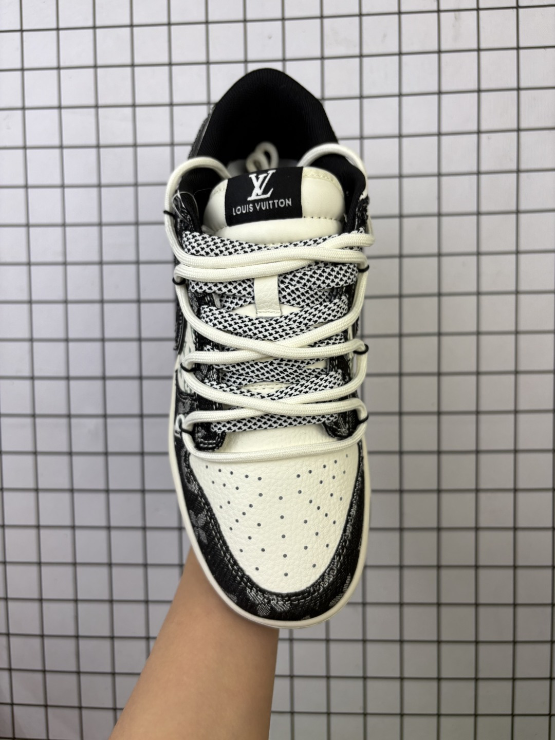 🈴💰170
Nike/耐克 男女鞋真标半码制,全新2021版更新数据窄楦翘头版型,采用软质粒面牛剖革鞋面材质,大厂水平严控清洁度,缜密拉帮中底布,鞋垫嵌EVA缓震物料及背胶,全新窄版翘头耐磨橡胶大底❗️创意定制配色,联乘法国顶级高奢品牌·路易威登Louis Vuitton x Nike SB Dunk Low"White/Grey/LV Monogram"扣篮系列低帮休闲运动滑板板鞋“ YX5066-320
类型:男女鞋
码数:36 36.5 37.5 38 38.5 39 40 40.5 41 42 42.5 43 44 45
编码:577