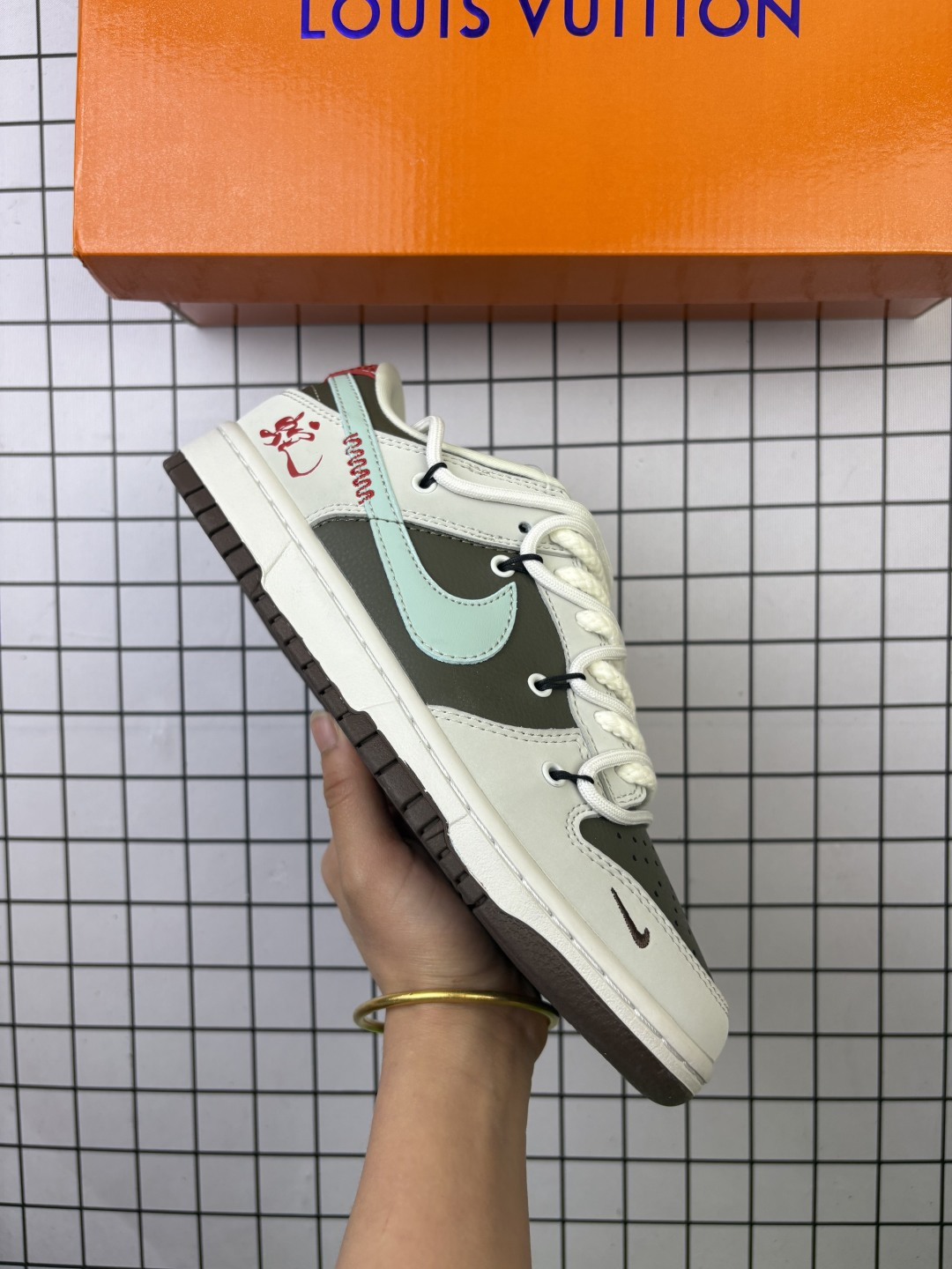 🈴💰170
Nike/耐克 男女鞋真标半码制,全新2021版更新数据窄楦翘头版型,采用软质粒面牛剖革鞋面材质,大厂水平严控清洁度,缜密拉帮中底布,鞋垫嵌EVA缓震物料及背胶,全新窄版翘头耐磨橡胶大底❗️创意定制配色,联乘法国顶级高奢品牌·路易威登Louis Vuitton x Nike SB Dunk Low"White/Grey/LV Monogram"扣篮系列低帮休闲运动滑板板鞋“ YX5066-320
类型:男女鞋
码数:36 36.5 37.5 38 38.5 39 40 40.5 41 42 42.5 43 44 45
编码:577