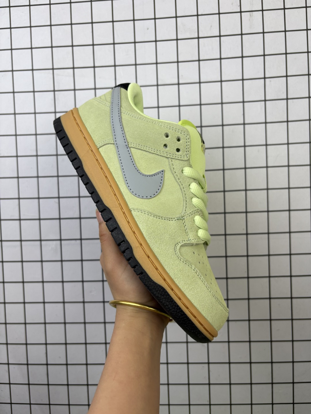 💰110
真标带半码!
耐克Nike SB Dunk Low 复古低帮休闲运动滑板板鞋。采用脚感柔软舒适ZoomAir气垫,有效吸收滑板等极限运动在落地时带来的冲击力,为街头运动者们提供更好的保护
编码103
36-45