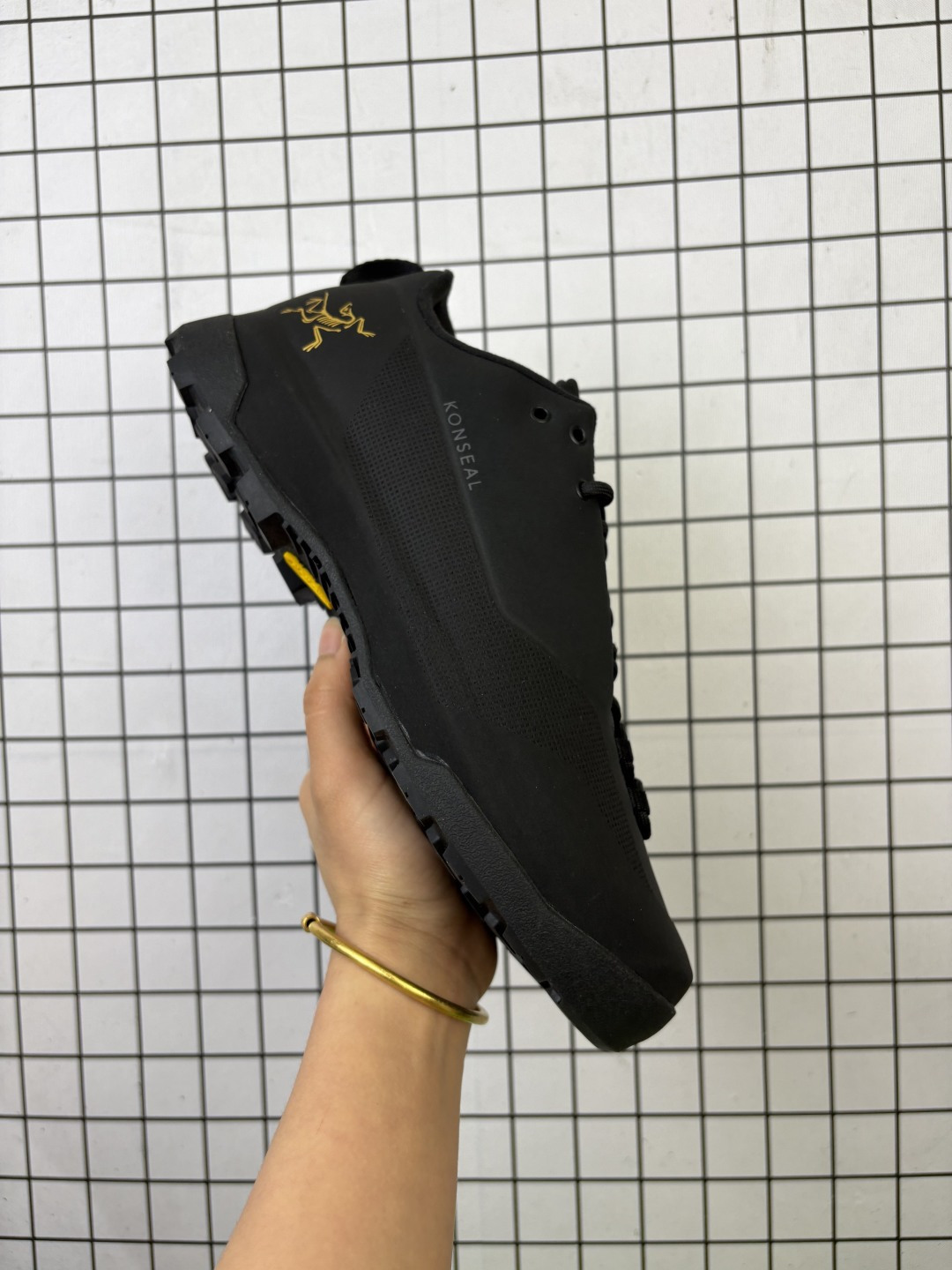 💰240
公司级✅Arcteryx始祖鸟 Konseal Men 轻量 网布防滑轻便耐磨 低帮户外运动跑步鞋
外观看似朴实 却散发着一股高贵气息 虽然是标榜越野鞋 但其实越野跑与登山乃一体两面的运动 皆在相同的山林场域之中进行 包含轻量化鞋身 MegaGrip大底 OrthoLite 3D鞋垫 EVA弹性混合中底等等 以及这次所使用的最新防水透气科技 
抓地力优良的VibramMegaGrip 鞋带收纳设计 避免鞋带勾到绊倒 全脚掌舒适稳定 EVA弹性混合中底 OrthoLite 3D鞋垫 前脚掌TPU支撑片
尺码:39-45
编码大Y