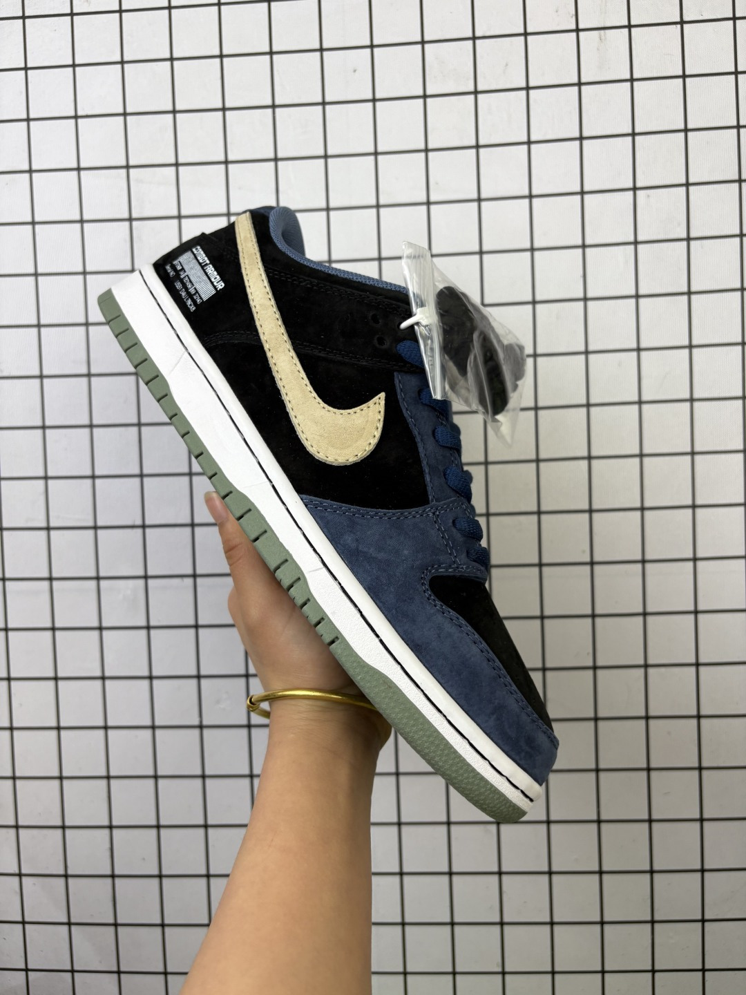 💰160
更新数据窄楦版型,采用猪巴革鞋面材质,内嵌EVA缓震物料鞋垫,正确双层EVA发泡缓震中底组合RB橡胶外底❗️耐克Nike SB Dunk Low Pro 复古黑灰低帮休闲运动滑板板鞋 HF3063 002
码数:36 36.5 37.5 38 38.5 39 40 40.5 41 42 42.5 43 44 44.5 45
编码大Y