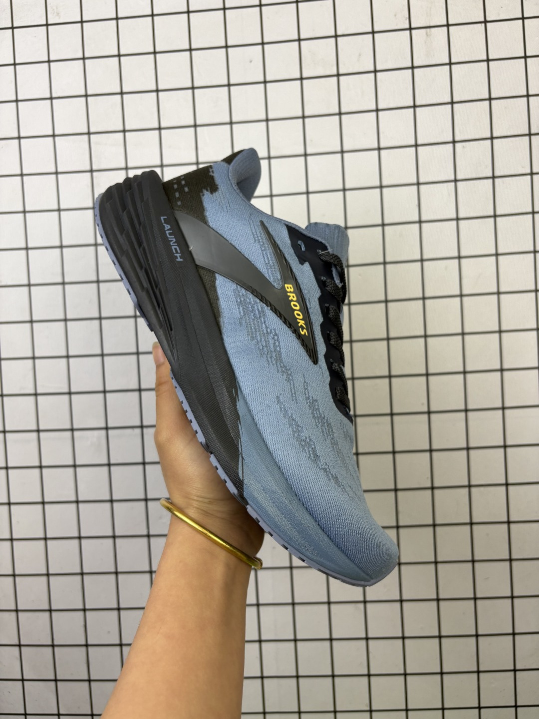 💰130
公司级✅Brooks布鲁克斯 Launch 11 跑鞋缓震马拉松氮气慢跑鞋，采用DNA Flash V2与DNA Flash两种密度中底材料组合，前掌较厚，后掌较薄，落差8毫米，单只43码重量约235克。中底滚动弧设计介入较早，滚动感明显，适合速训场景。鞋面采用纱架提花材质，包裹性良好，但透气性一般。鞋舌与鞋底相连形成半掌内靴，增强了足部锁定效果，但夏季穿着可能闷热。

货号:  110450 1D 135
尺码:  36 36.5 37.5 38 38.5 39 40 40.5 41 42 42.5 43 44 45
编码大Y