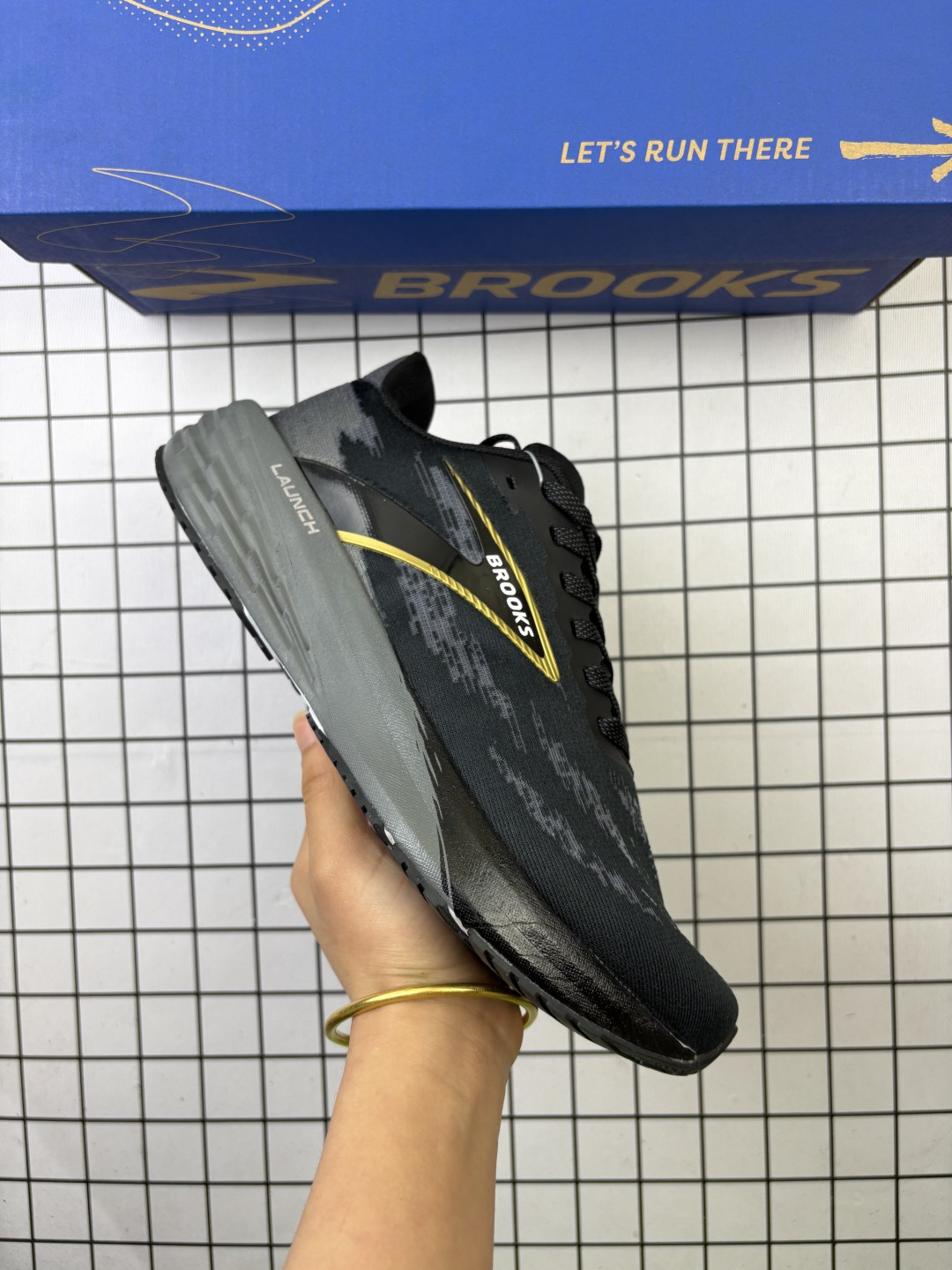 🈴💰130
公司级✅Brooks布鲁克斯 Launch 11 跑鞋缓震马拉松氮气慢跑鞋，采用DNA Flash V2与DNA Flash两种密度中底材料组合，前掌较厚，后掌较薄，落差8毫米，单只43码重量约235克。中底滚动弧设计介入较早，滚动感明显，适合速训场景。鞋面采用纱架提花材质，包裹性良好，但透气性一般。鞋舌与鞋底相连形成半掌内靴，增强了足部锁定效果，但夏季穿着可能闷热。

货号:  110450 1D 135
尺码:  36 36.5 37.5 38 38.5 39 40 40.5 41 42 42.5 43 44 45
编码大Y