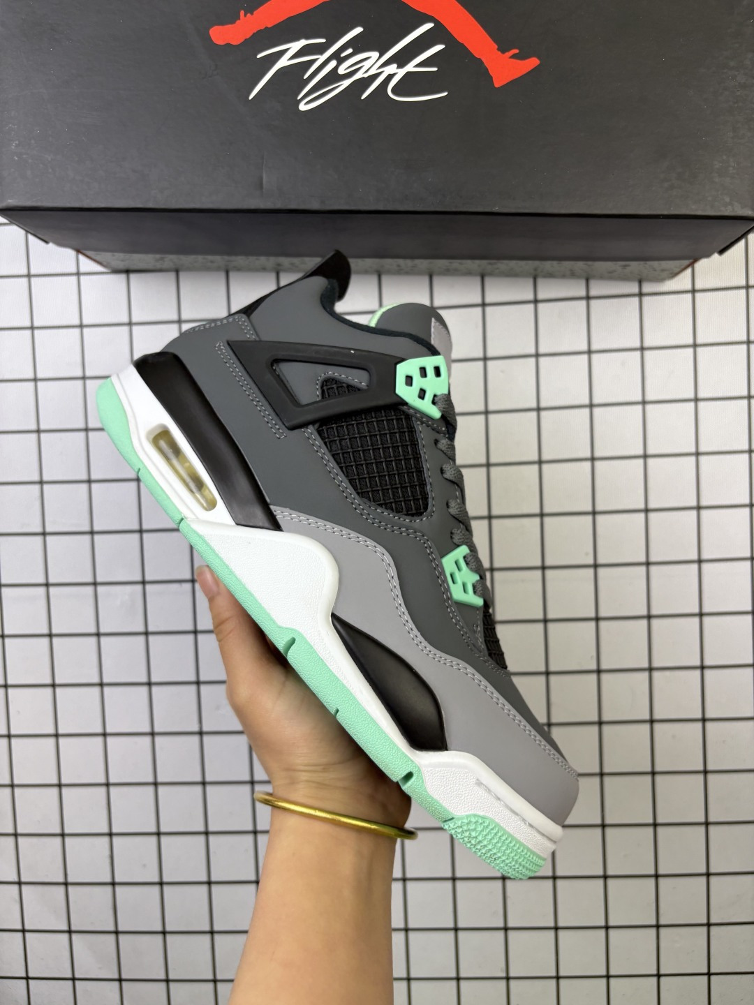 公司级 Jordan/乔丹 原楦原纸版数据开发版型,采用翻毛皮鞋面材质,鞋垫配置灌注EVA轻量材质,缜密定位拉帮及注胶效果,中底PU内嵌开窗式Air缓震气垫!耐克Nike Air Jordan 4 Retro LE"Air Max 95 Neon"迈克尔·乔丹AJ4代中帮复古休闲运动文化篮球鞋 CT5342-007 类型:男女鞋 编码:698