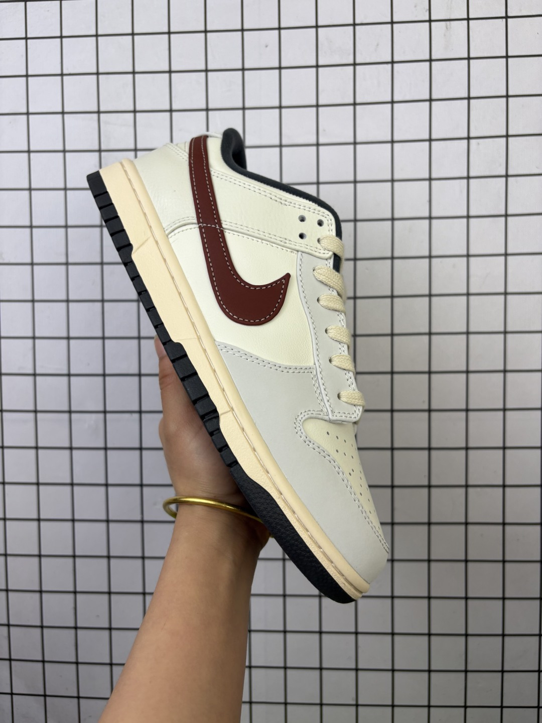 💰150 Nike Dunk SB Low 耐克 SB 低帮 奶白红棕 舒适百搭防滑耐磨低邦休闲板鞋 鞋款整体以奶白色皮革打造搭配白色皮革框架覆盖层，营造出层次分明的质感，尽显复古韵味；鞋身两侧Swoosh Logo采用红棕色点缀，鞋舌上Nike Swoosh Logos则以白色妆点，简约而不失格调；后跟Nike字样则以银色烫印示人，最后以奶b白色中底搭配黑色橡胶外底完善整体设计收尾，整体复古氛围感直接拉满。 货号：IM6670-202 尺码：36 36.5 37.5 38 38.5 39 40 40.5 41 42 42.5 43 44 44.5 45 46 编码757