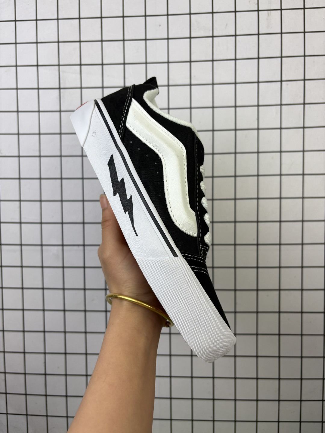 💰100
    🔥Vans闪电⚡联名
            灰色面包鞋来啦！
Vans  Knu Skool新款闪电灰色面包鞋经典男女复古秋冬舒适情侣运动滑板鞋
～闪电设计炫酷十足，面包鞋型复古舒适潮流，运动滑板两不误！穿上它，街头焦点就是你！✨ #潮鞋 #情侣鞋 #滑板鞋 #万斯闪电
尺码：35 36 36.5 37 38 38.5 39 40 40.5 41 42 42.5 43 44
编码648