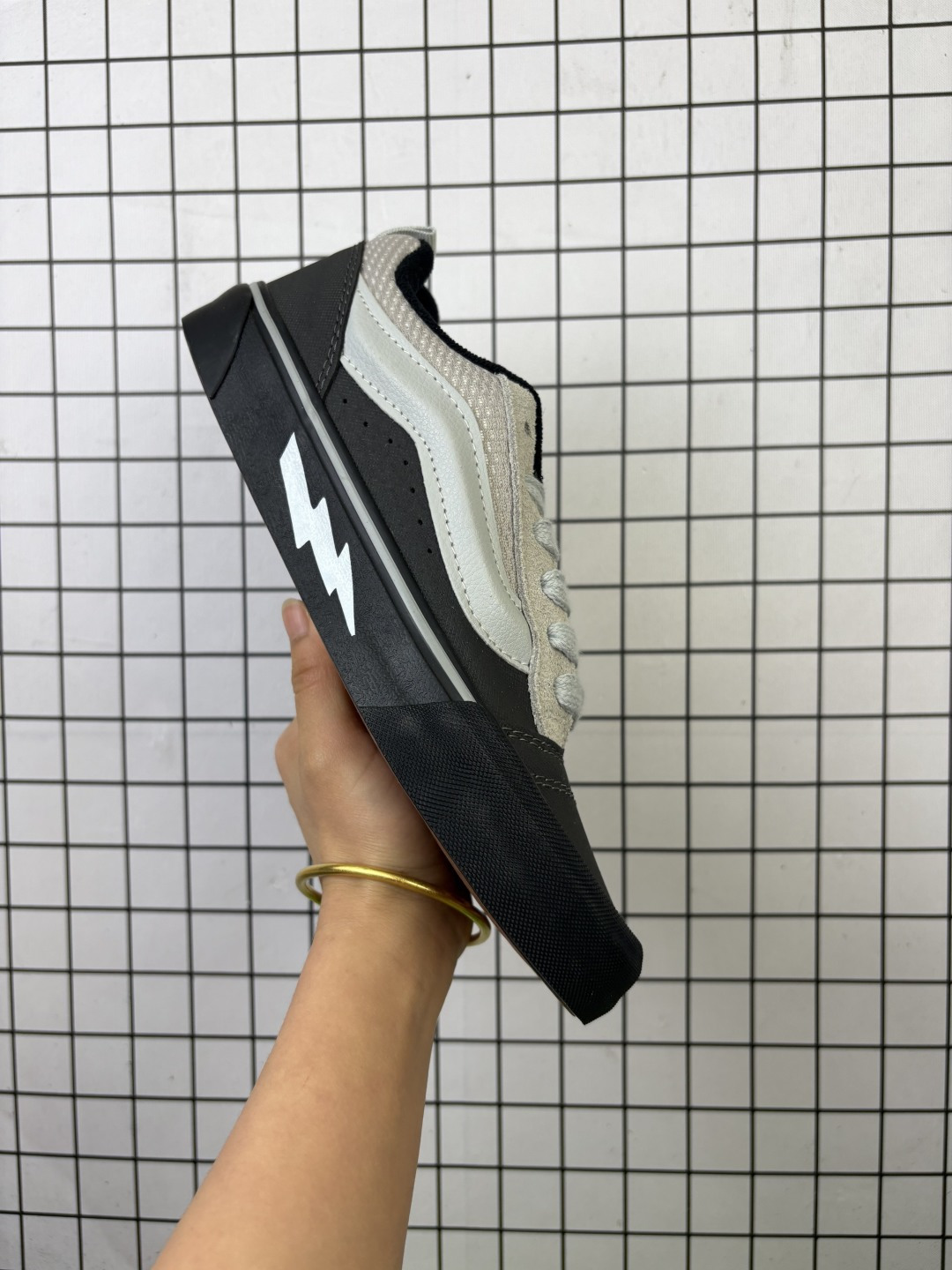 💰100
    🔥Vans闪电⚡联名
            灰色面包鞋来啦！
Vans  Knu Skool新款闪电灰色面包鞋经典男女复古秋冬舒适情侣运动滑板鞋
～闪电设计炫酷十足，面包鞋型复古舒适潮流，运动滑板两不误！穿上它，街头焦点就是你！✨ #潮鞋 #情侣鞋 #滑板鞋 #万斯闪电
尺码：35 36 36.5 37 38 38.5 39 40 40.5 41 42 42.5 43 44
编码648