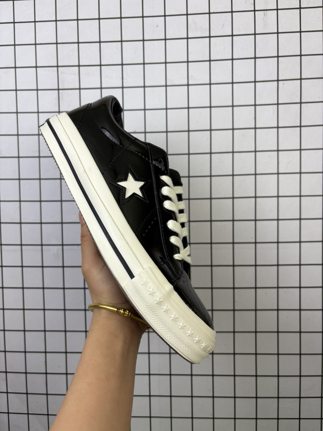 💰100 
匡威木村漆皮亮面Noritake x Converse 1970s
插画师联名 
经典70s鞋身搭配荔枝皮细腻有纹理 质感拉满 内里薄绒材质 秋冬出行必备 细节满满
编码648
35-44