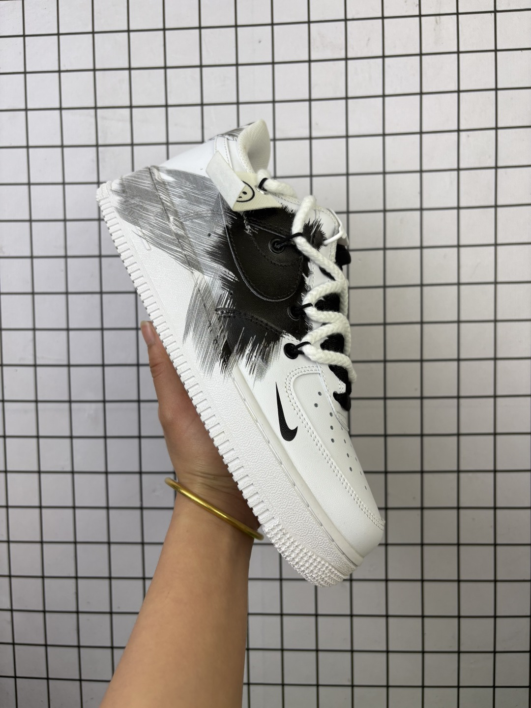 💰230
公司级✅NIKE AIR FORCE 1‘07 LV8
原楦头原纸板 打造纯正低帮空军版型
专注外贸渠道 全掌内置蜂窝气垫 
原盒配件 原厂中底钢印、拉帮完美 
货号:DD2025-010
Size:36 36.5 37.5 38 38.5 39 40 40.5 41 42 42.5 43 44 45