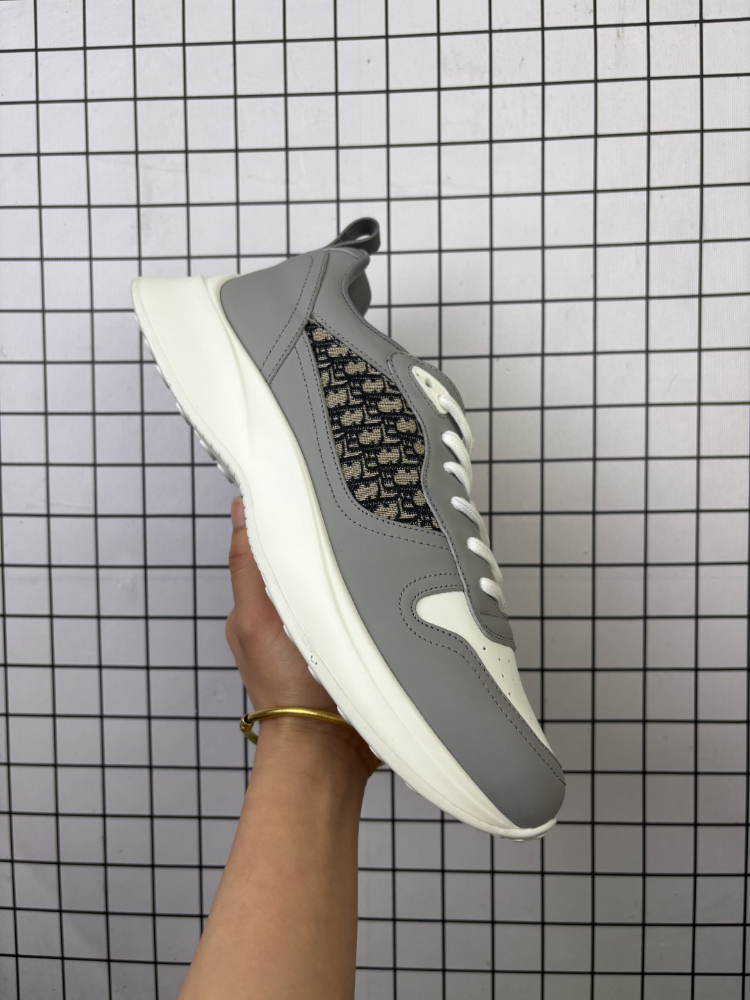 💰300
Dior/迪奥 💯男鞋广东原厂，进口耐弯折耐高温EVC饰片材质，透气性网眼织物及绒面革鞋面，独家组合TR雾面鞋底，正确吸汗网布贴合发泡鞋垫❗️高奢品牌 -迪奥 Dior Suede Oblique B25 Runner Sneaker老爹风系带低帮透气休闲运动慢跑鞋 

类型：男鞋
码数：39 40 41 42 43 44 45 46
编码啊童M