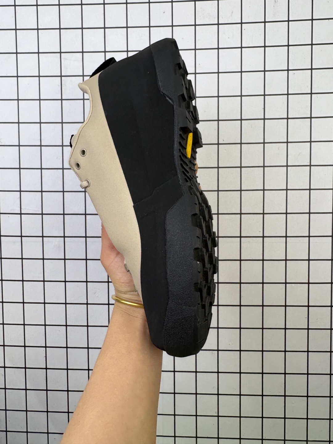 💰240
【公司级】始祖鸟 Arcteryx Konseal LT 户外高性能超轻舒适透气 休闲运动徒步登山鞋 始祖鸟 这款KONSEAL 户外鞋的设计可应对多数技术路线和长途徒步。灵感来自野外跑步鞋,在支撑和保护的基础上更添灵活轻快。Vibram®Megagrip外底在干湿地面上均具有强大的抓地力,TPU鞋底和鞋底凸耳提高了稳定性。极简的设计可减少碎屑进入,并能轻松融入都市环境。
类型:男鞋
尺码:39-45
编码:旭