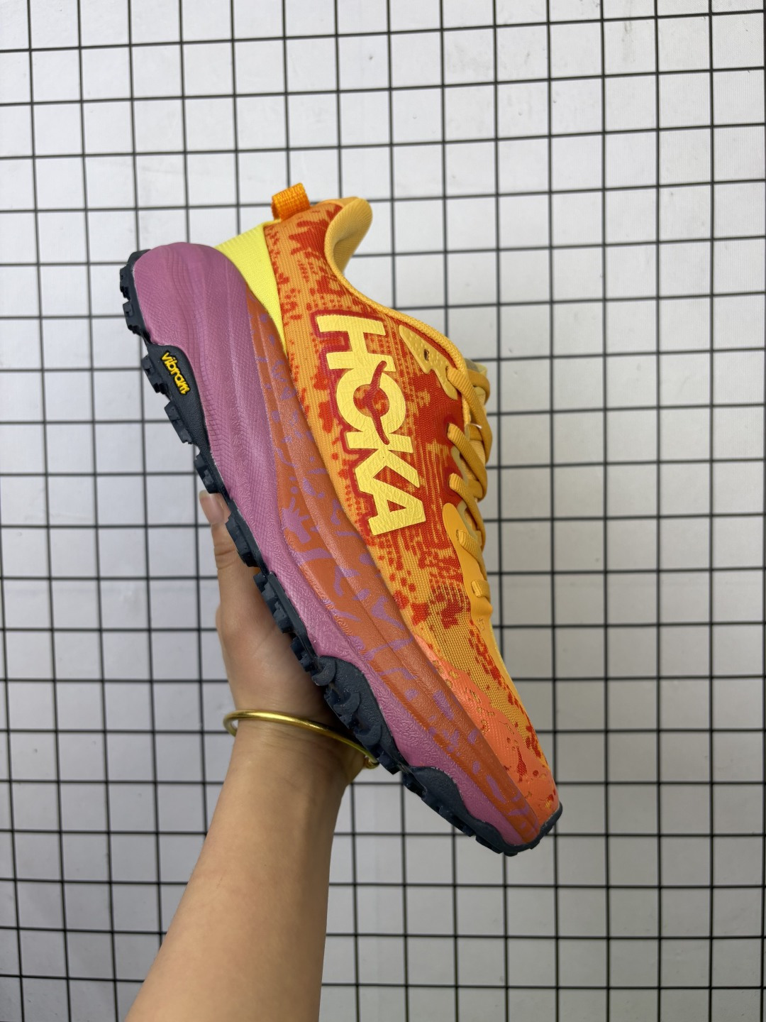 💰140
HOKA/霍卡 男女鞋真标半码制,采用轻量针织织物与无痕压胶工艺鞋面材质,内嵌超轻EVA缓震鞋垫,搭载双密度PROFLY+轻盈弹性泡棉中底,外置牵引齿花橡胶底块❗️最佳全天候越野跑鞋,踩屎感最强!美国新兴跑鞋品牌HOKA ONE ONE Speedgoat 6 Trail 飞速羚羊6代系列低帮轻量户外越野休闲运动慢跑鞋 1155151
类型:男女鞋
码数:36 36.5 37 38 38.5 39 40 40.5 41 42 42.5 43 44 45 46
编码:旭