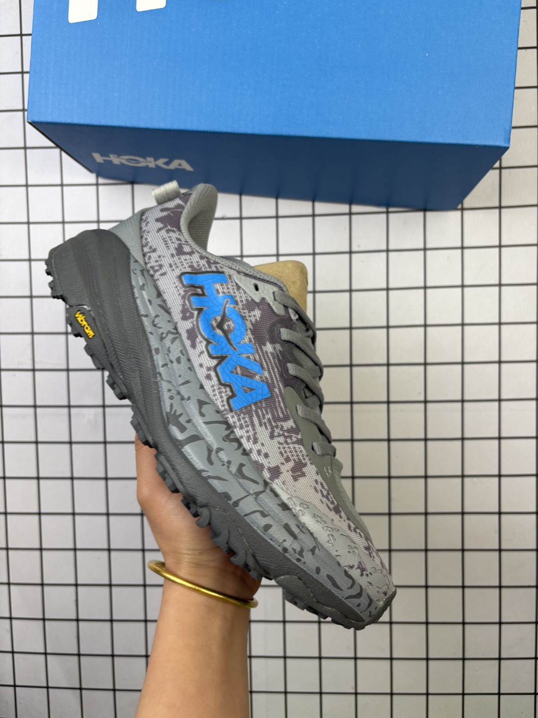 🈴💰140
HOKA/霍卡 男女鞋真标半码制,采用轻量针织织物与无痕压胶工艺鞋面材质,内嵌超轻EVA缓震鞋垫,搭载双密度PROFLY+轻盈弹性泡棉中底,外置牵引齿花橡胶底块❗️最佳全天候越野跑鞋,踩屎感最强!美国新兴跑鞋品牌HOKA ONE ONE Speedgoat 6 Trail 飞速羚羊6代系列低帮轻量户外越野休闲运动慢跑鞋 1155151
类型:男女鞋
码数:36 36.5 37 38 38.5 39 40 40.5 41 42 42.5 43 44 45 46
编码:旭