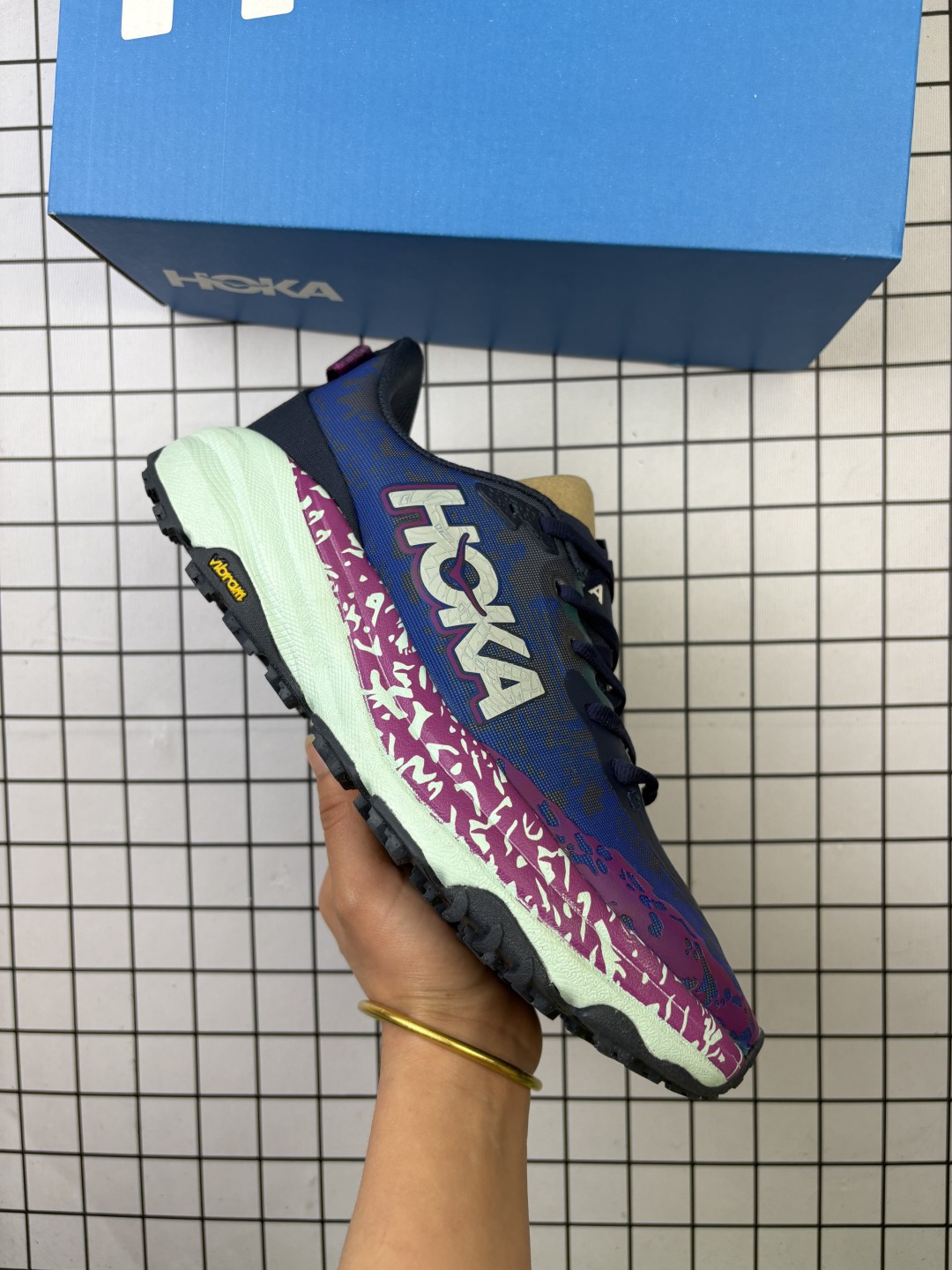 🈴💰140
HOKA/霍卡 男女鞋真标半码制,采用轻量针织织物与无痕压胶工艺鞋面材质,内嵌超轻EVA缓震鞋垫,搭载双密度PROFLY+轻盈弹性泡棉中底,外置牵引齿花橡胶底块❗️最佳全天候越野跑鞋,踩屎感最强!美国新兴跑鞋品牌HOKA ONE ONE Speedgoat 6 Trail 飞速羚羊6代系列低帮轻量户外越野休闲运动慢跑鞋 1155151
类型:男女鞋
码数:36 36.5 37 38 38.5 39 40 40.5 41 42 42.5 43 44 45 46
编码:旭